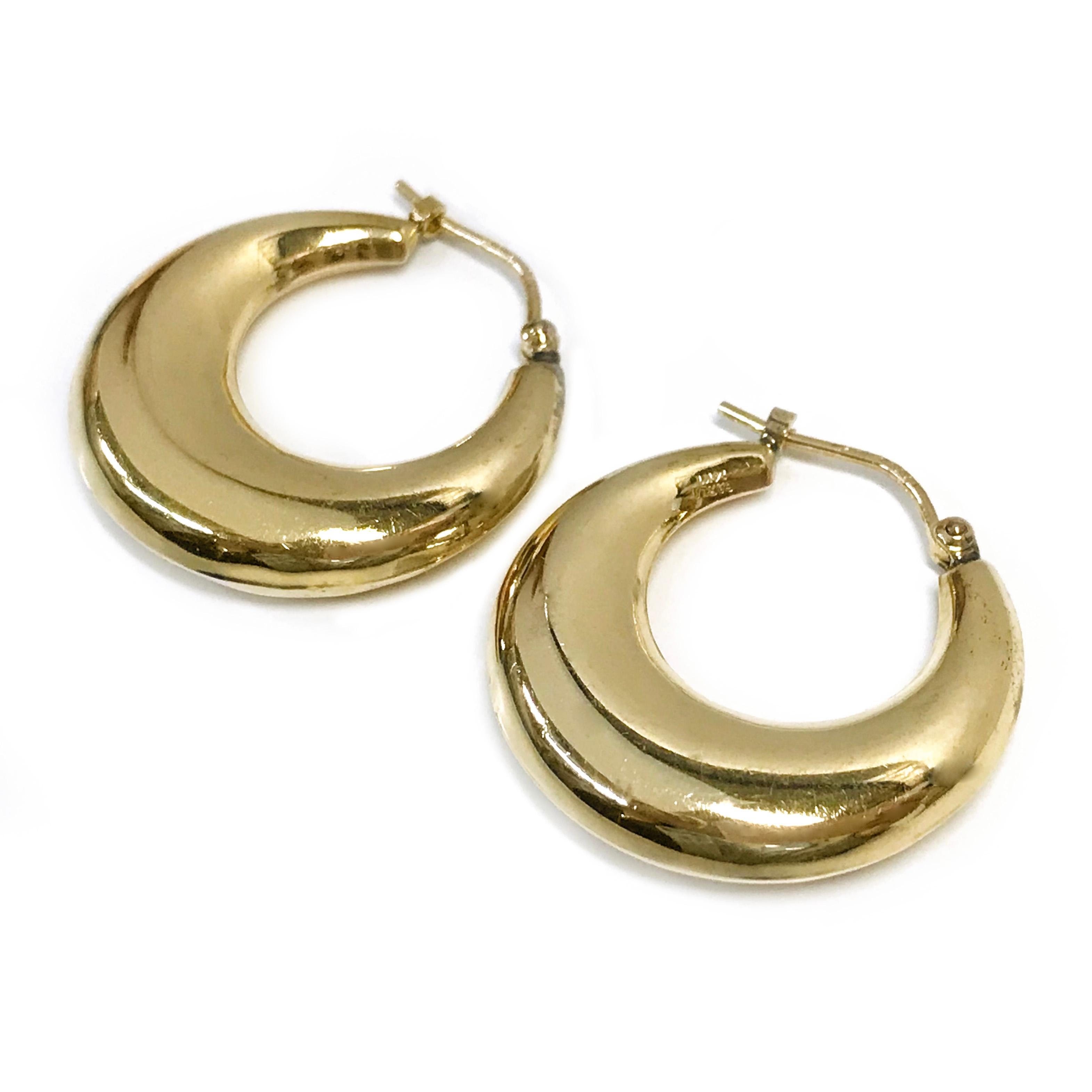Diese 14K Gold Hoop Earrings bieten ein klassisches, vielseitiges Design, das jeden Look ergänzt. Mit ihrer leichten, hohlen Struktur bieten sie ein angenehmes Tragegefühl und setzen gleichzeitig ein stilvolles Zeichen. Die Ohrringe sind mit einem