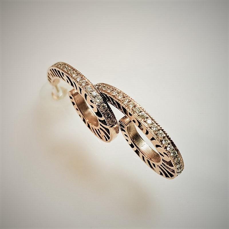 Boucles d'oreilles créoles en or 14 carats avec diamants sertis encastrés en vente 1