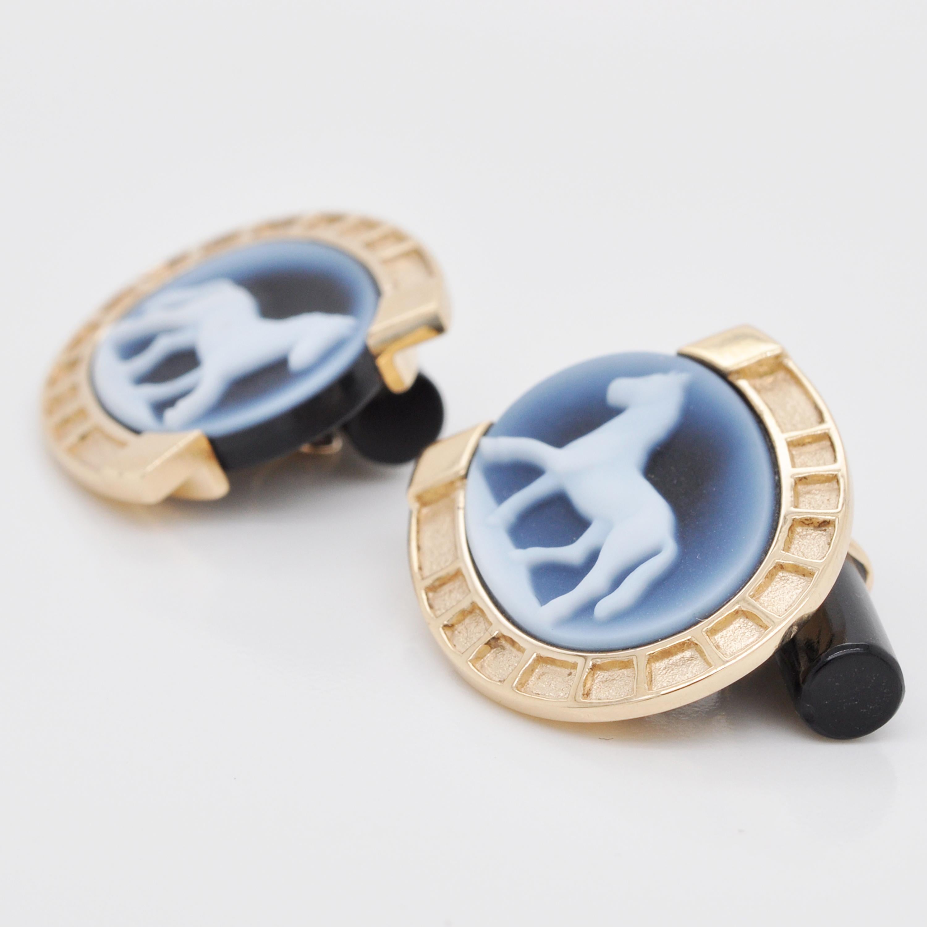 Oval Cut 14 Karat Gold Horse Carving Cameo Horse-Shoe Onyx Cufflinks For Sale