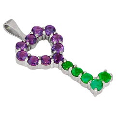14 Karat Gold " Key"-Anhänger mit runden Amethysten und Smaragden