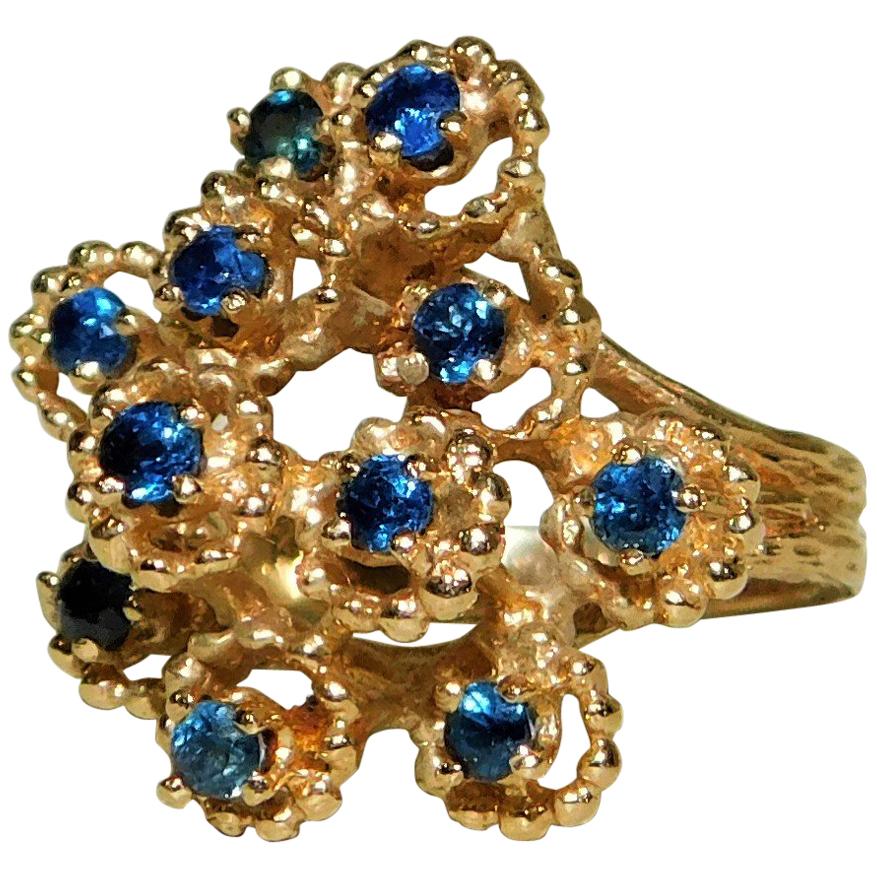 Anello da cocktail da donna in oro 14 carati con design floreale e gemme di zaffiro blu in vendita
