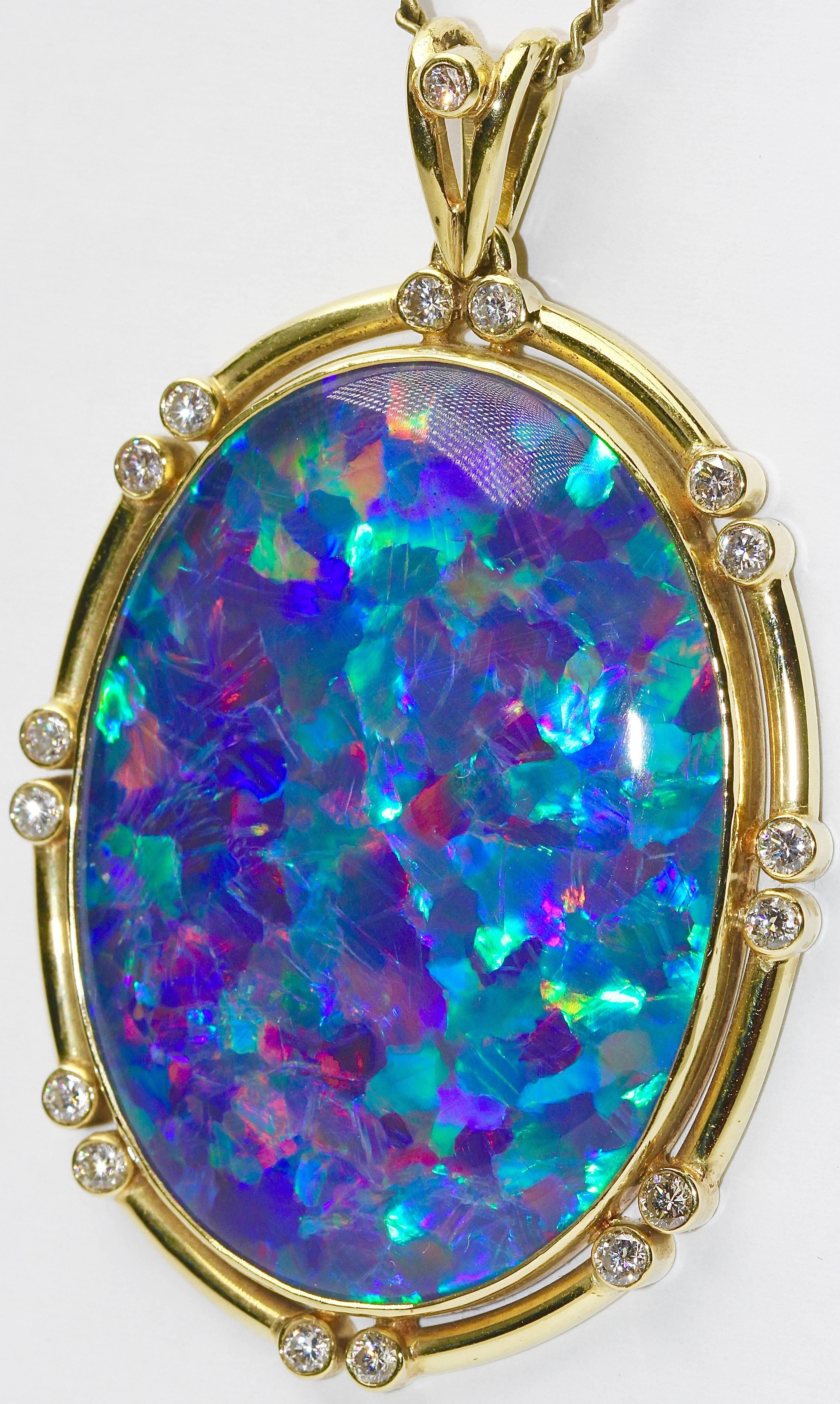Beautiful, large opal pendant. 14k yellow gold frame. Set with a total of 17 diamonds, each approx. 0.05 carat.

Length without eyelet approx. 49.5 mm
Width: 37 mm