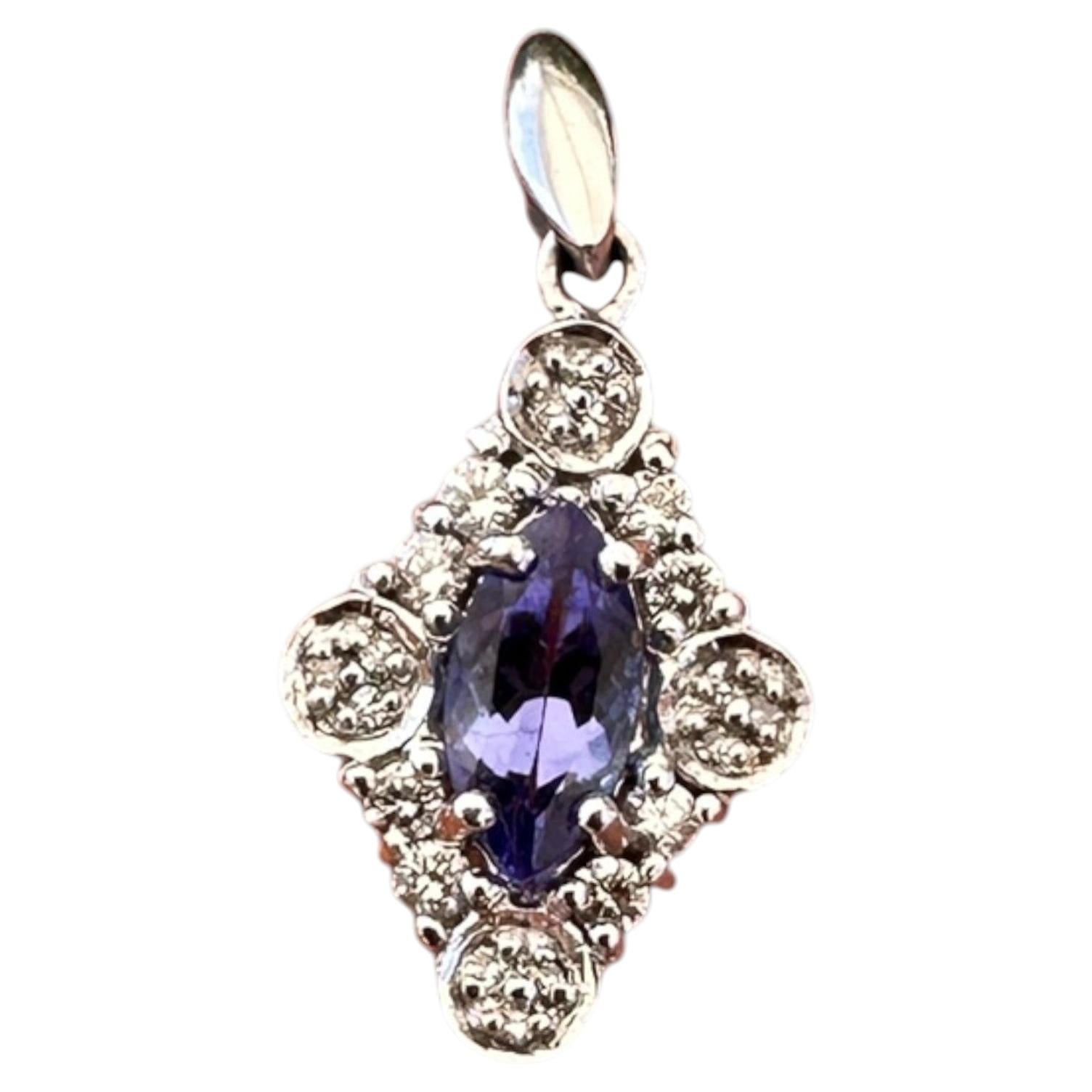 Ciondolo in oro 14 carati con tanzanite taglio marquise e grappolo di diamanti, 0,50 carati in totale in vendita