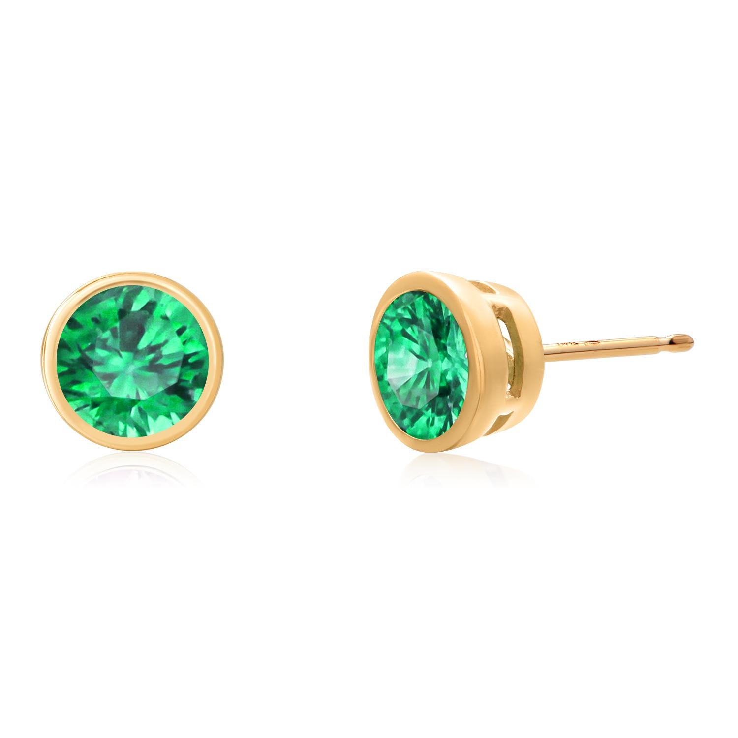 Women's or Men's 14 Karat Gold Matched Pair Round Emerald 0.65 Carat Stud Earrings 0.20 Inch Wide For Sale