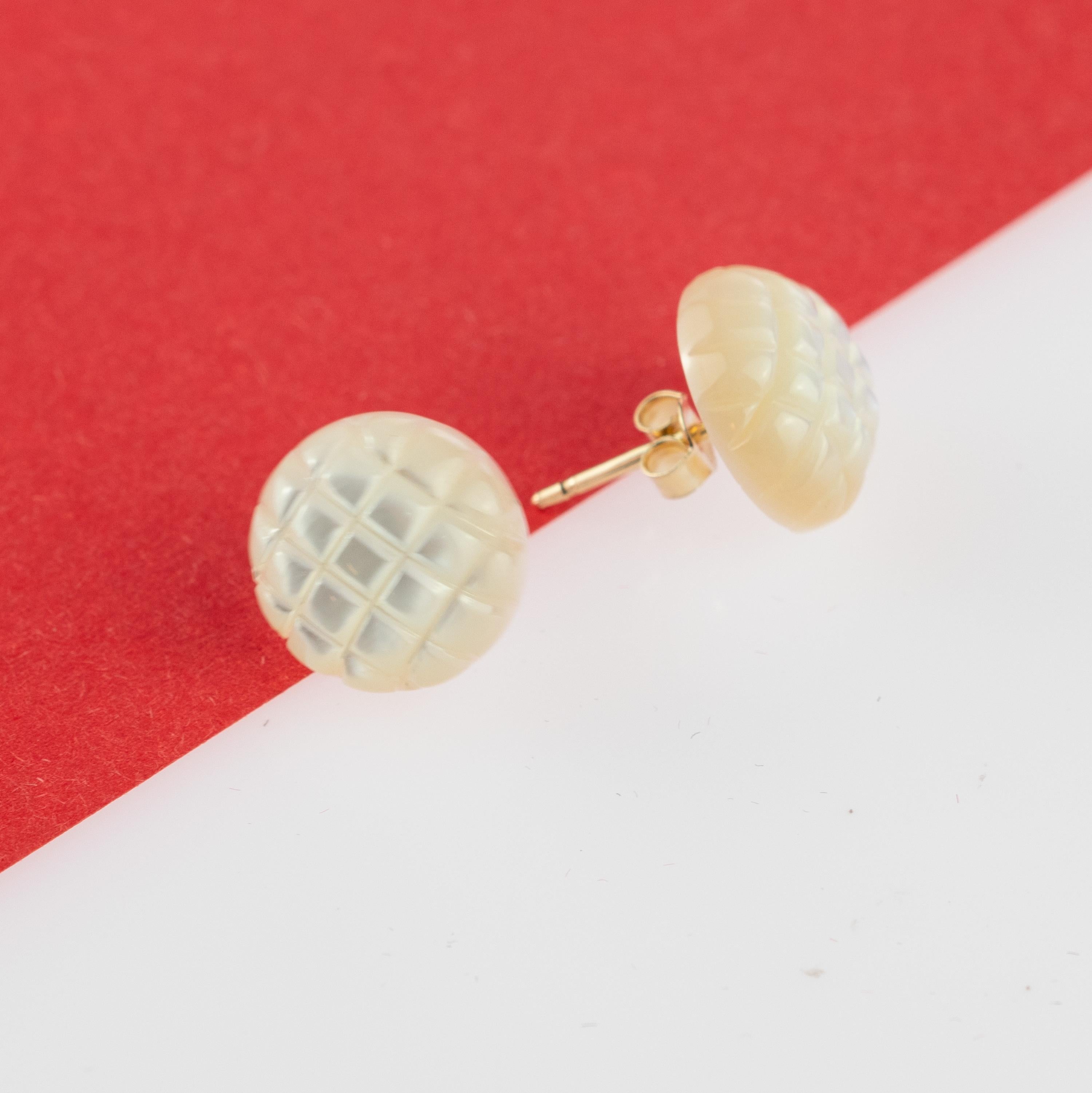 14 Karat Gold Mother of Pearl Carved Honeycomb Stud Handmade Chic Earrings In New Condition For Sale In Milano, IT
