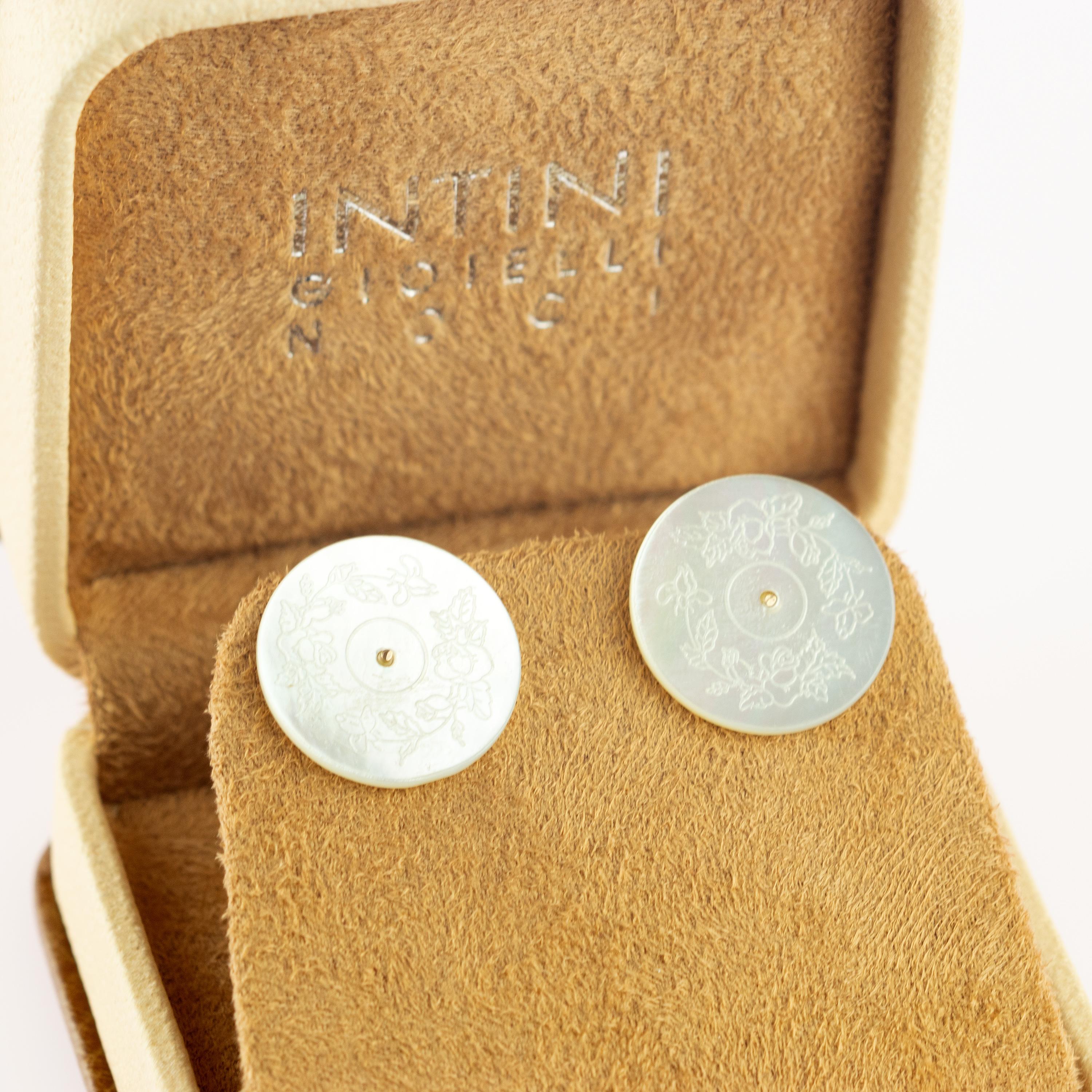 Monedas únicas talladas en forma de flor en nácar de primera calidad para un look INTINI Jewels característico. Un diseño tallado de flores que representa los mitos asiáticos y los cuentos de primavera. Unos pendientes románticos para un look