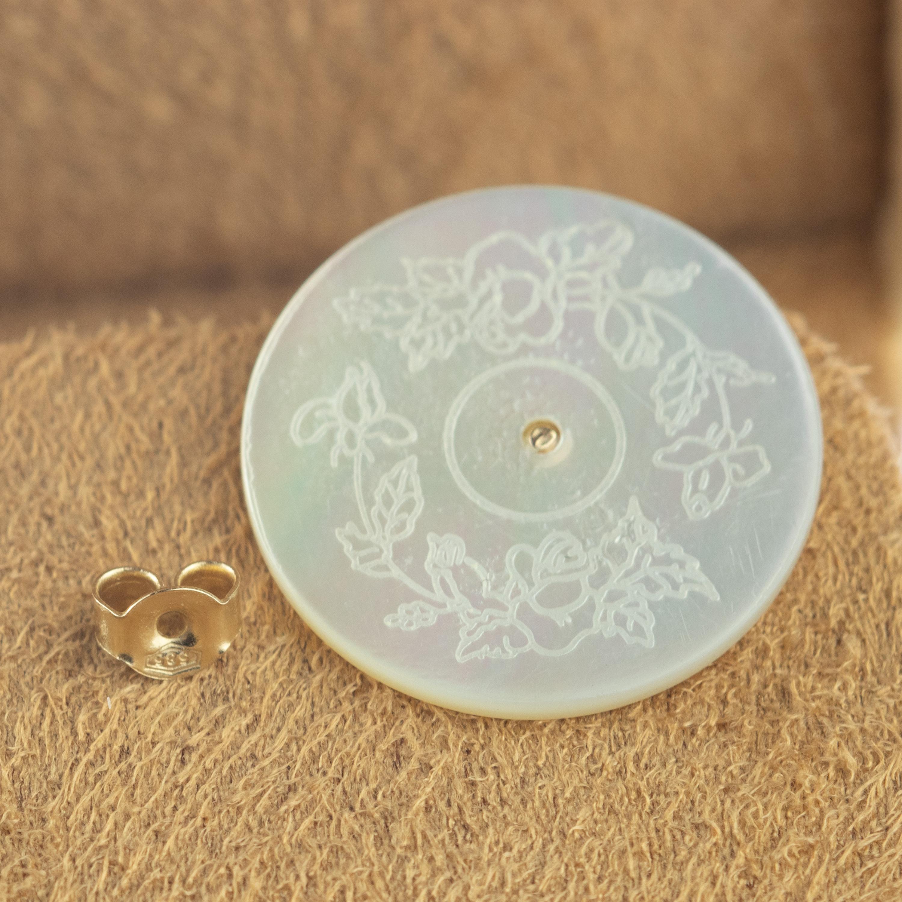 Pendientes de oro de 14 quilates de madreperla con forma de flor tallada hechos a mano Artesano en venta