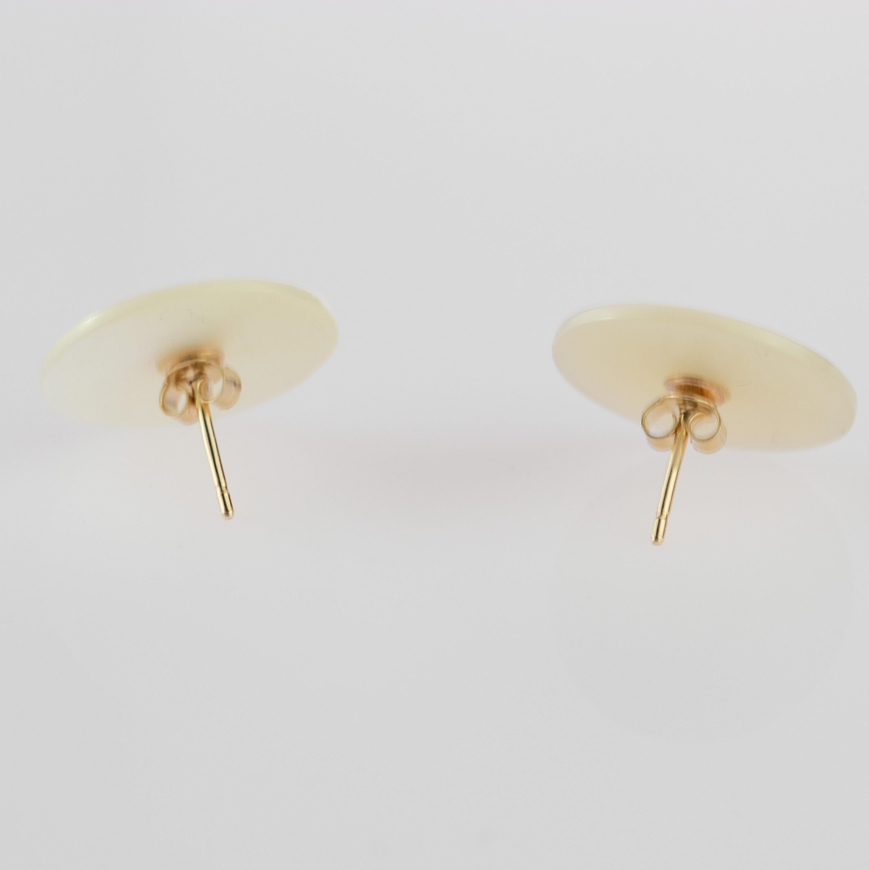 Pendientes de oro de 14 quilates de madreperla con forma de flor tallada hechos a mano Corte redondo en venta