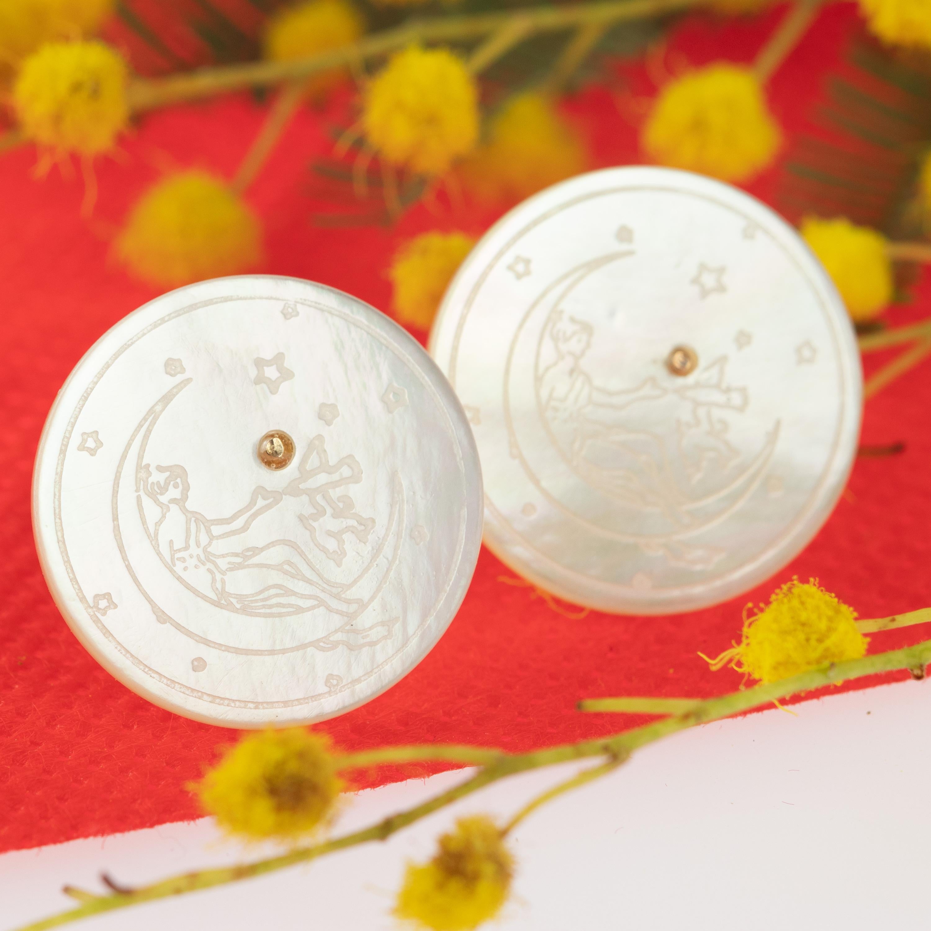 14 Karat Gold Perlmutt Münze geschnitzte Blume Ohrstecker handgefertigt Chic Ohrringe im Zustand „Neu“ im Angebot in Milano, IT