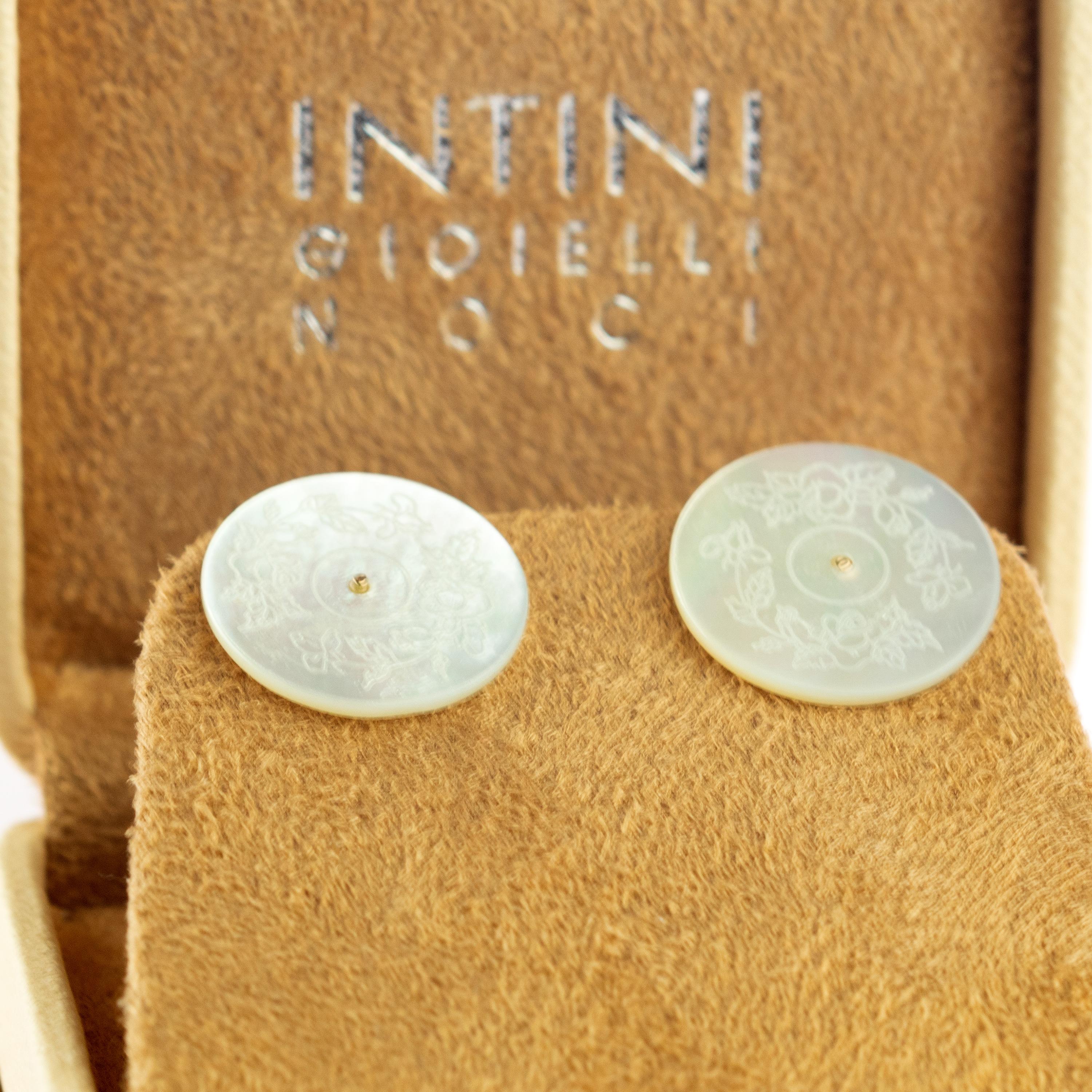 Pendientes de oro de 14 quilates de madreperla con forma de flor tallada hechos a mano en venta 1