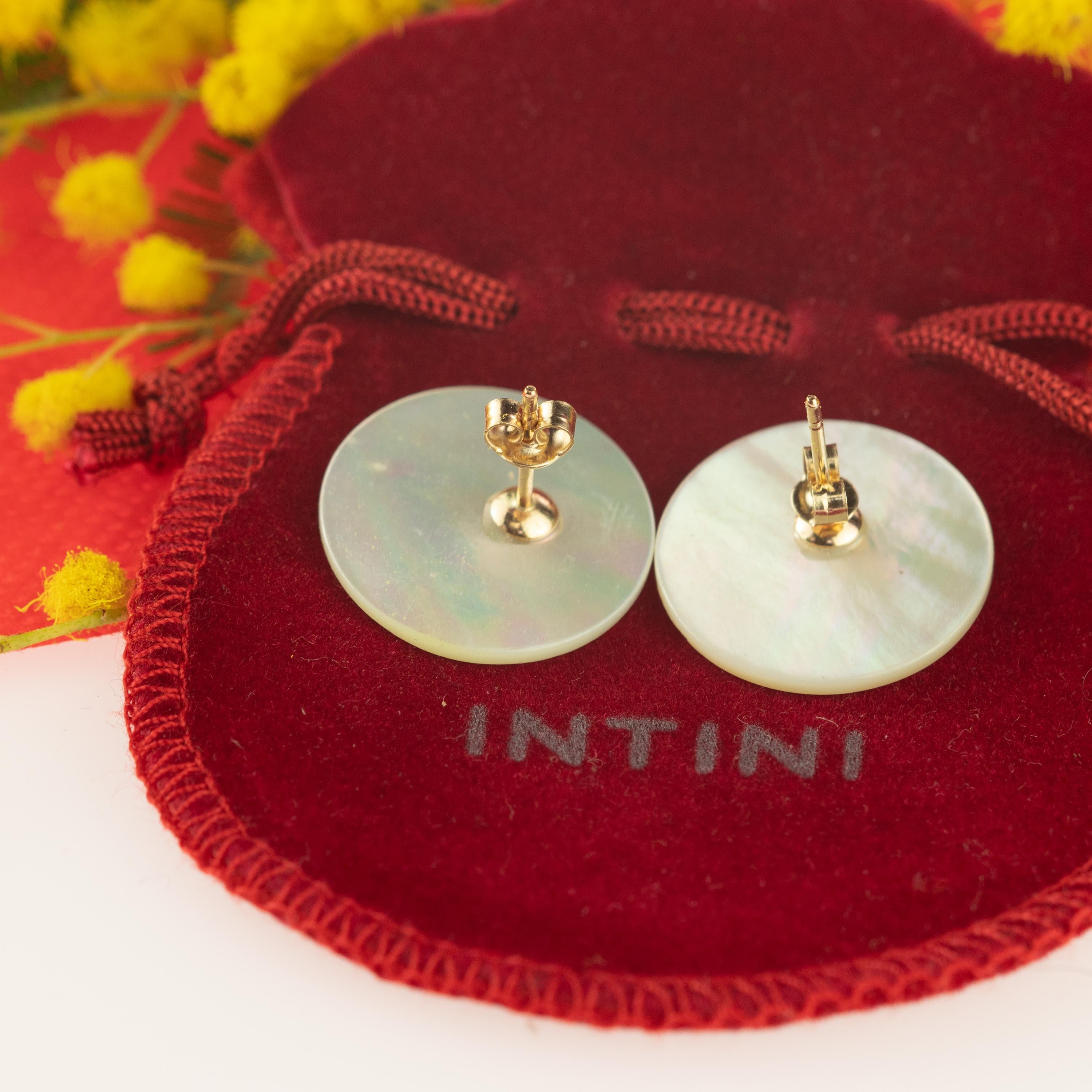 14 Karat Gold Perlmutt Münze geschnitzte Blume Ohrstecker handgefertigt Chic Ohrringe im Angebot 1