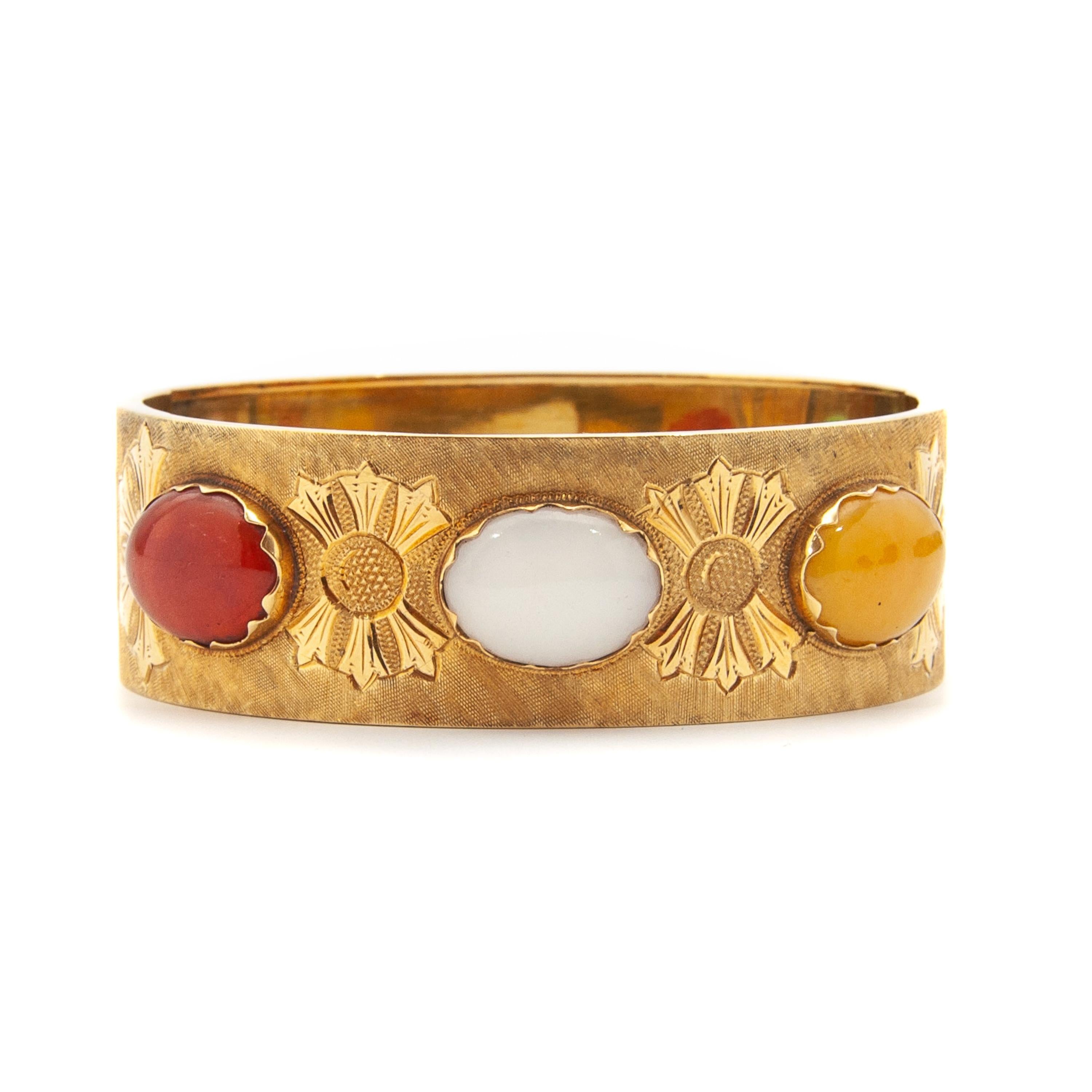 Vintage Multi Colored Jade 14K Gold Bangle Bracelet, A-Jade Certified In Good Condition For Sale In Rotterdam, NL