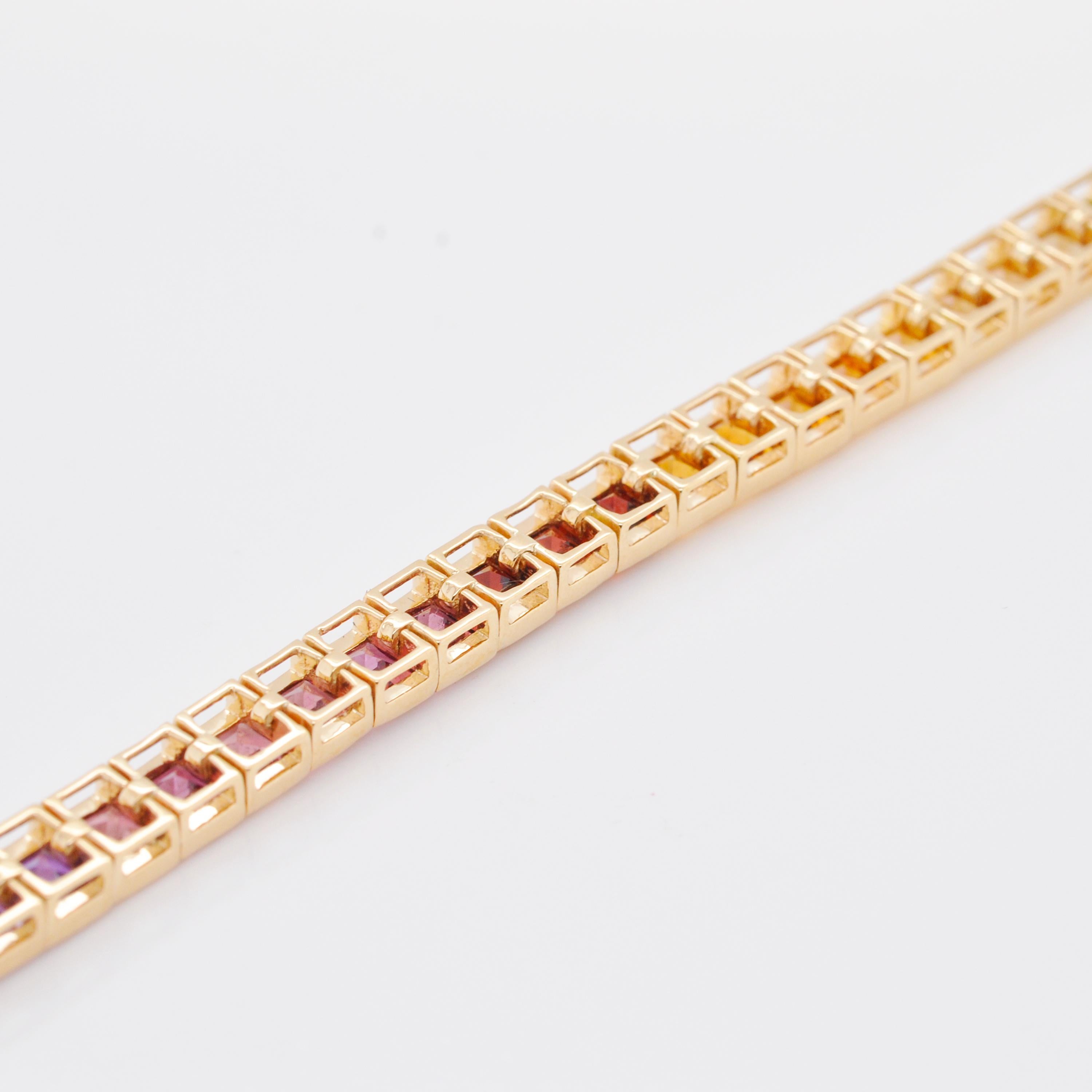 18 Karat Gelbgold 4 MM Quadratischer Schliff Regenbogen Edelsteine Tennis Line Pride-Armband im Angebot 4
