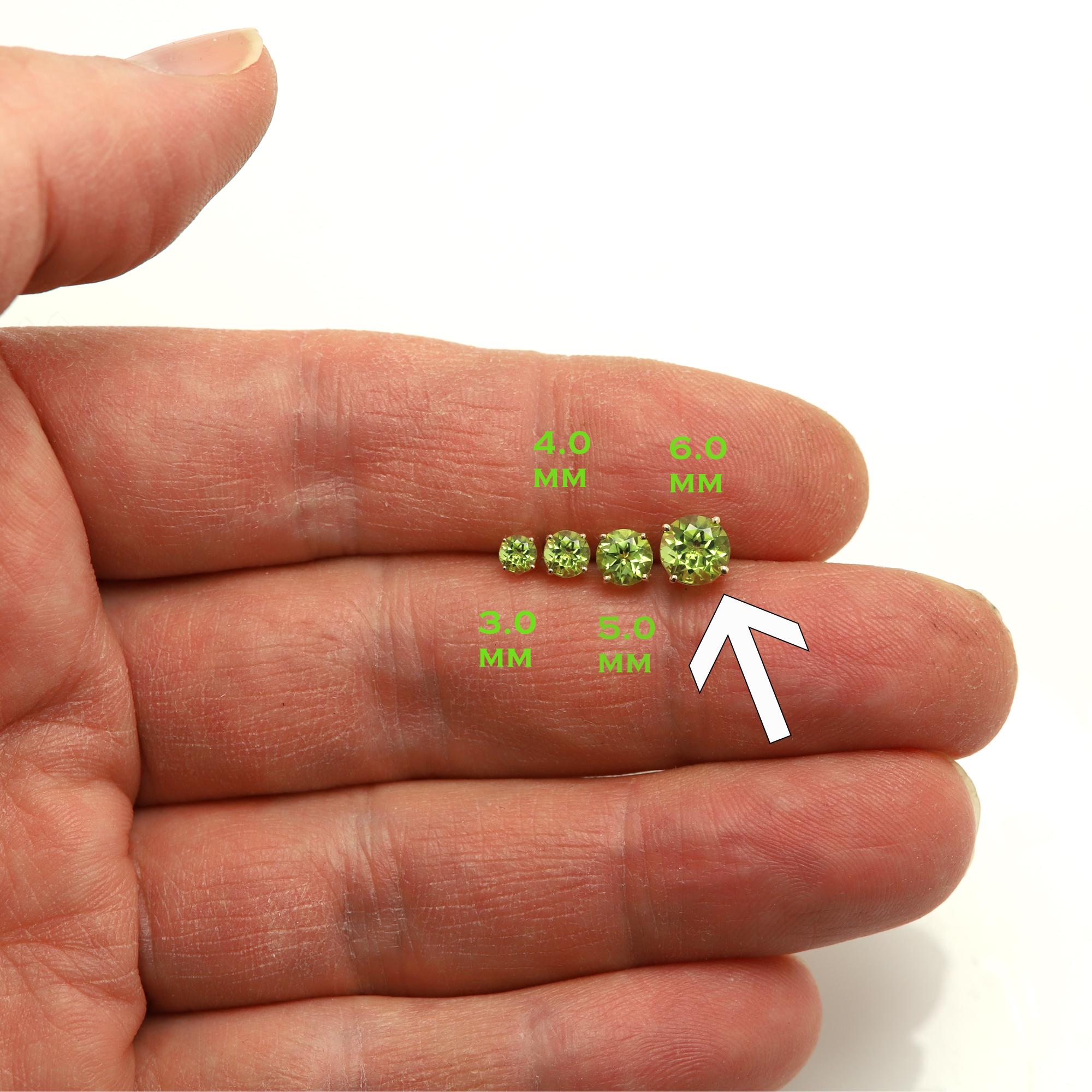 14 Karat Gold Natural Peridot Earring Studs Green Round Gemstone Earrings Studs In New Condition For Sale In Brooklyn, NY