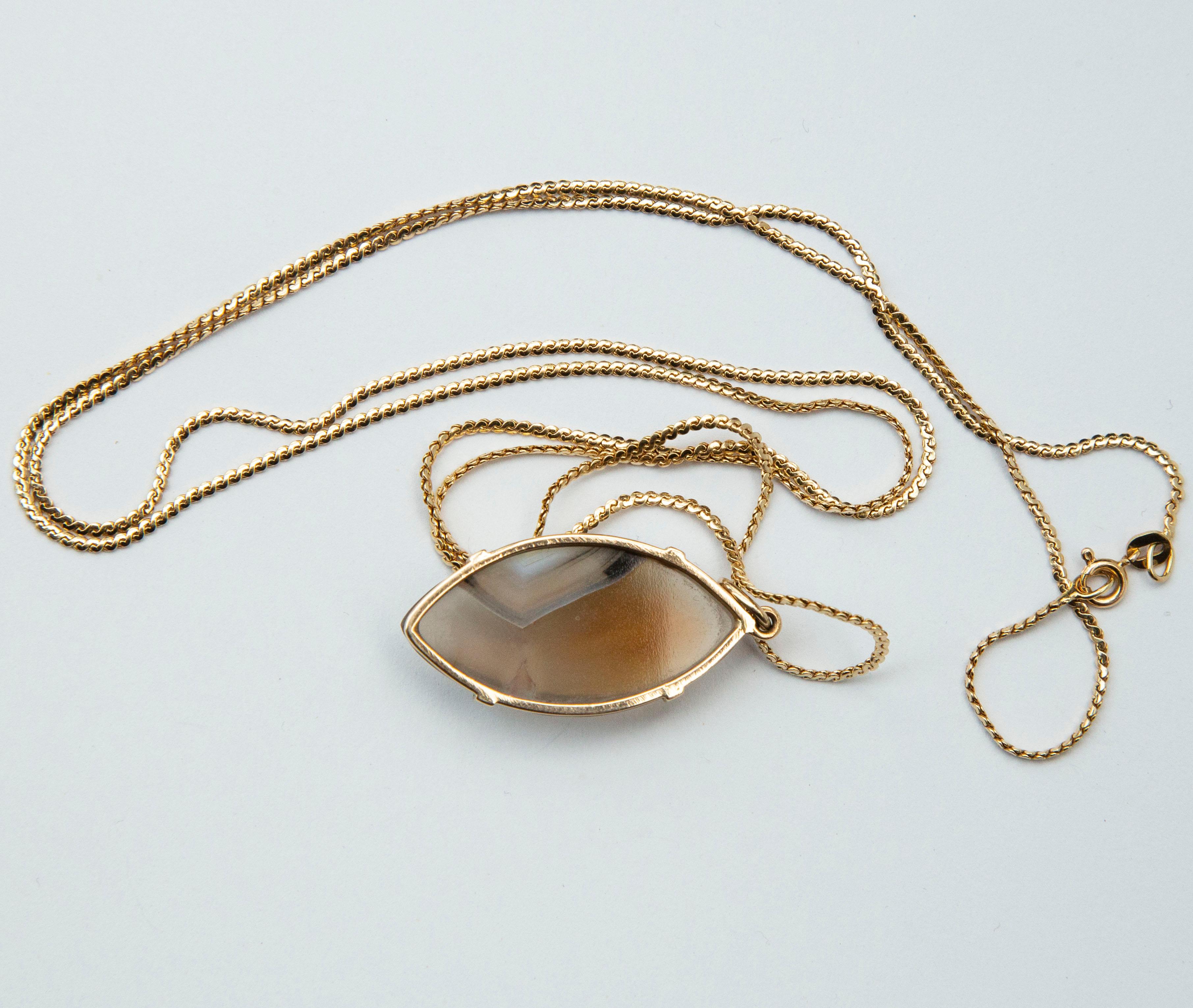 Contemporary 14 Karat Gold Necklace Chain with an Agate Pendant in 14 Karat Gold Setting For Sale