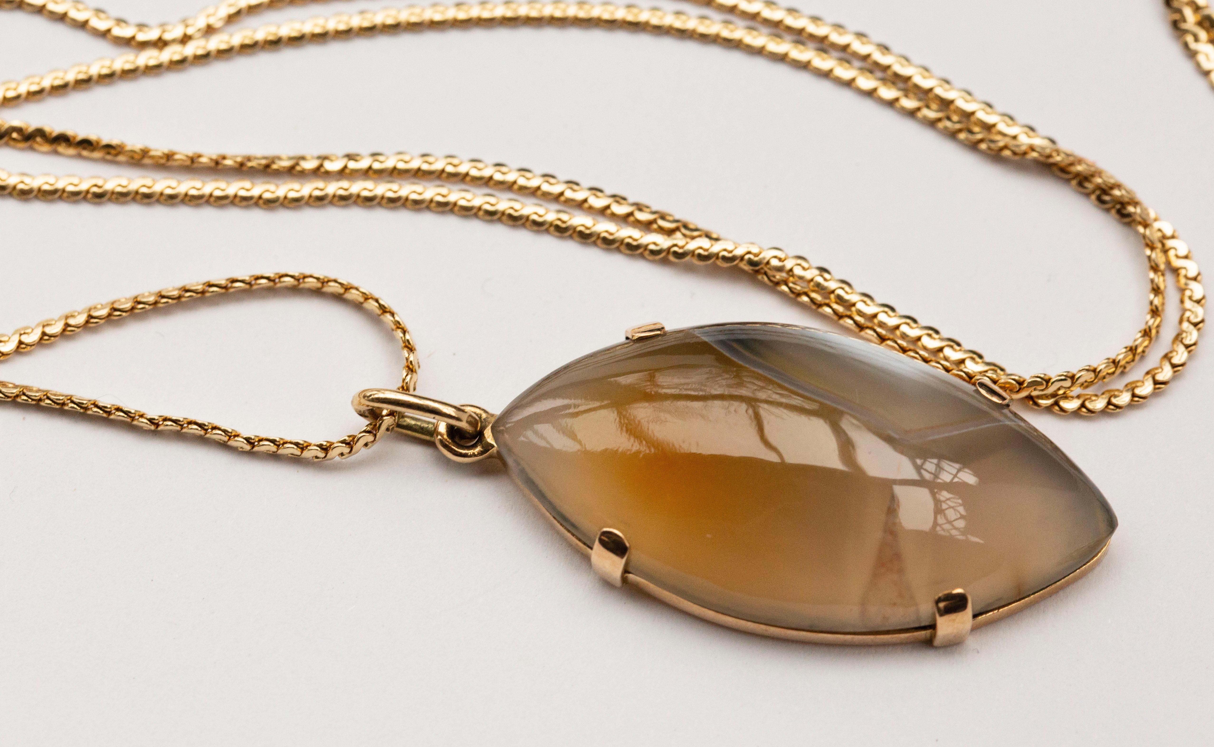 Cabochon 14 Karat Gold Necklace Chain with an Agate Pendant in 14 Karat Gold Setting For Sale