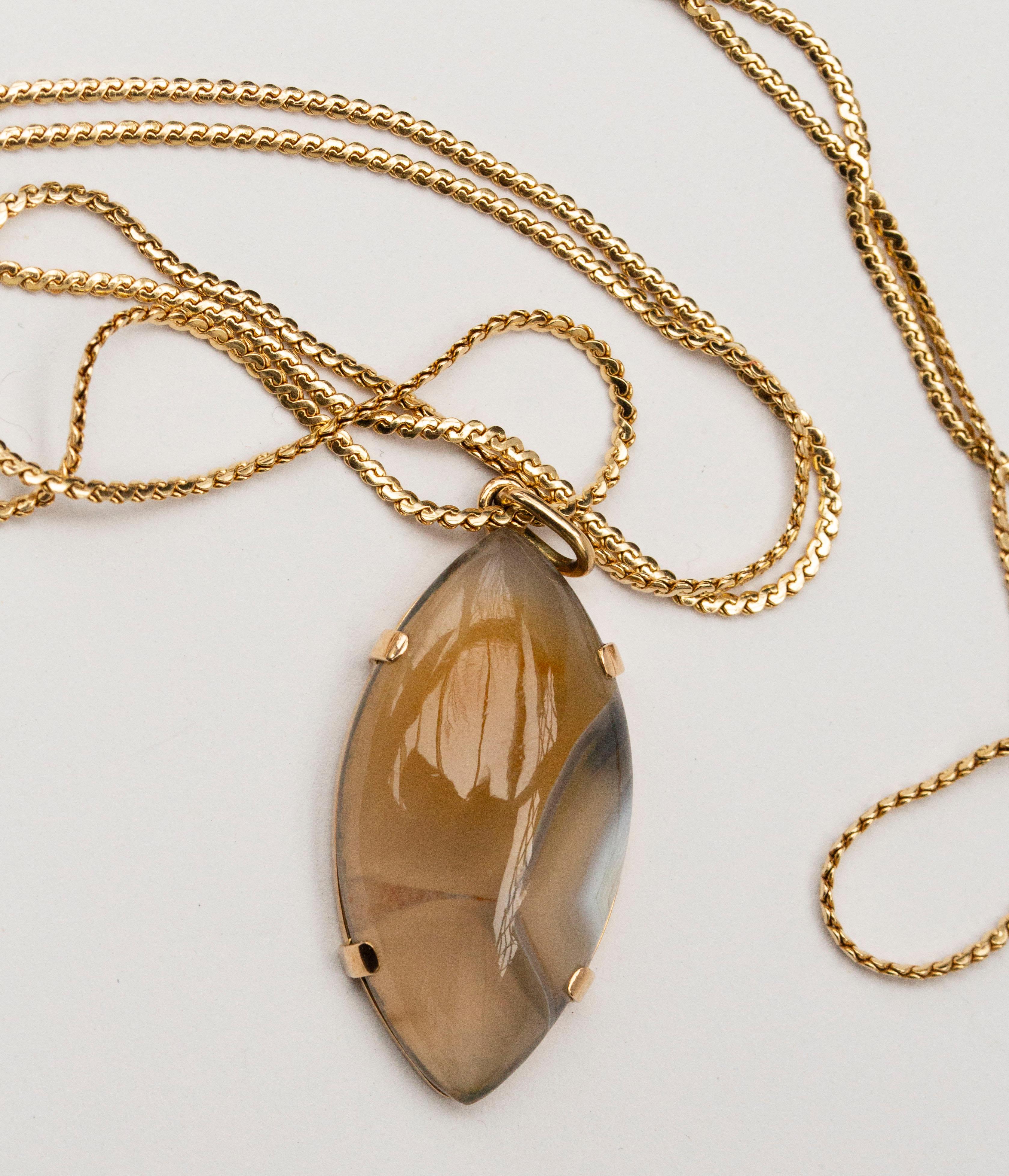 14 Karat Gold Necklace Chain with an Agate Pendant in 14 Karat Gold Setting In Good Condition For Sale In Arnhem, NL