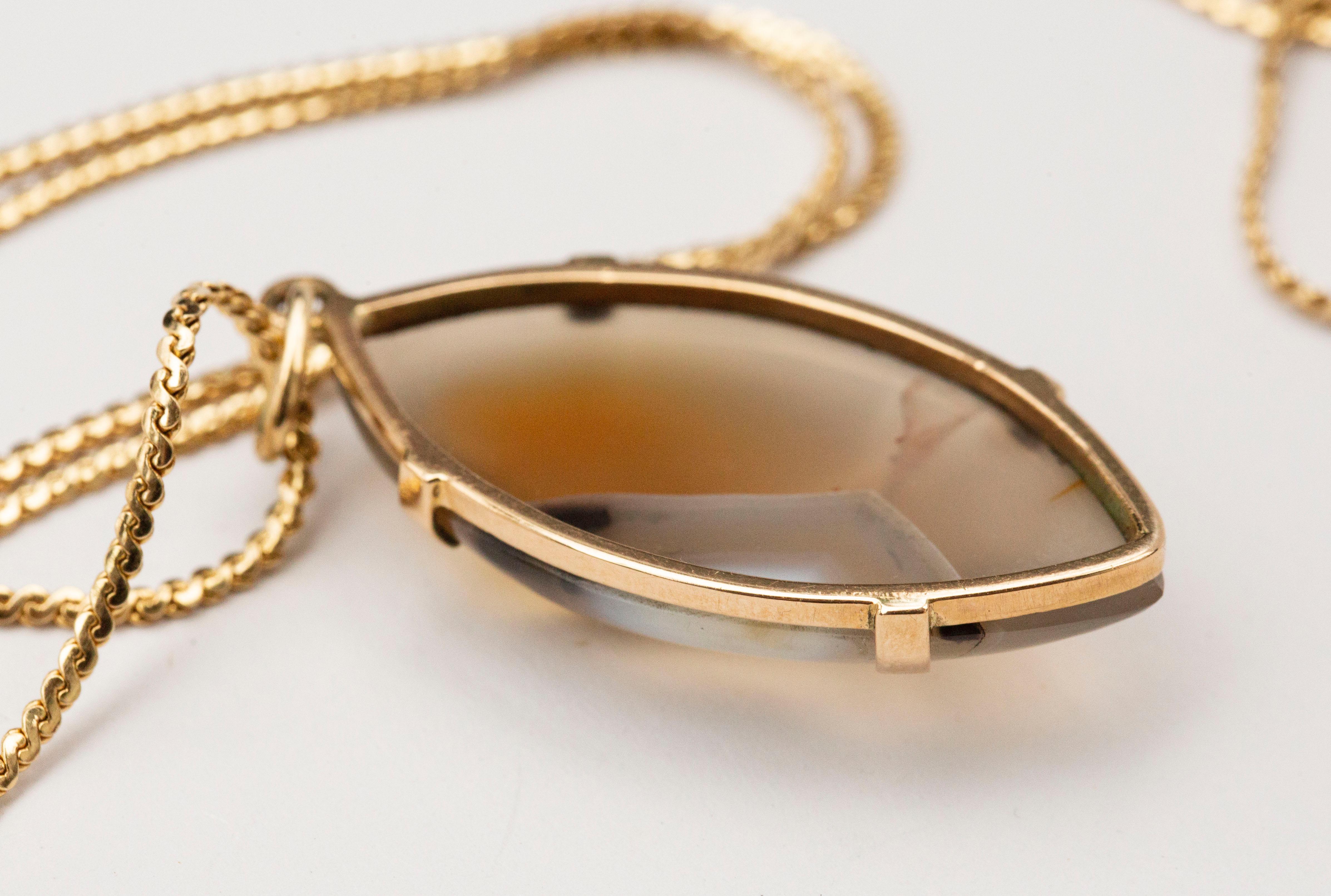Women's or Men's 14 Karat Gold Necklace Chain with an Agate Pendant in 14 Karat Gold Setting For Sale