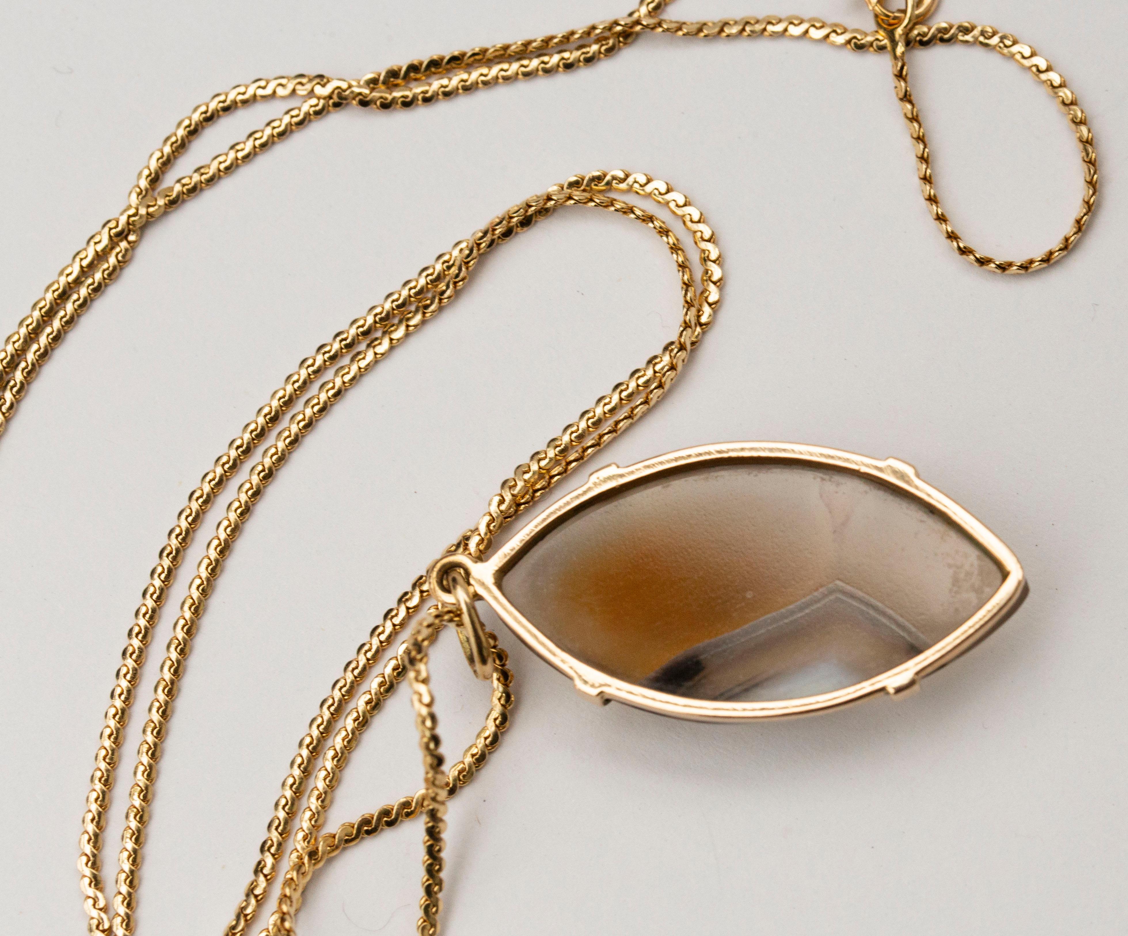 14 Karat Gold Necklace Chain with an Agate Pendant in 14 Karat Gold Setting For Sale 1