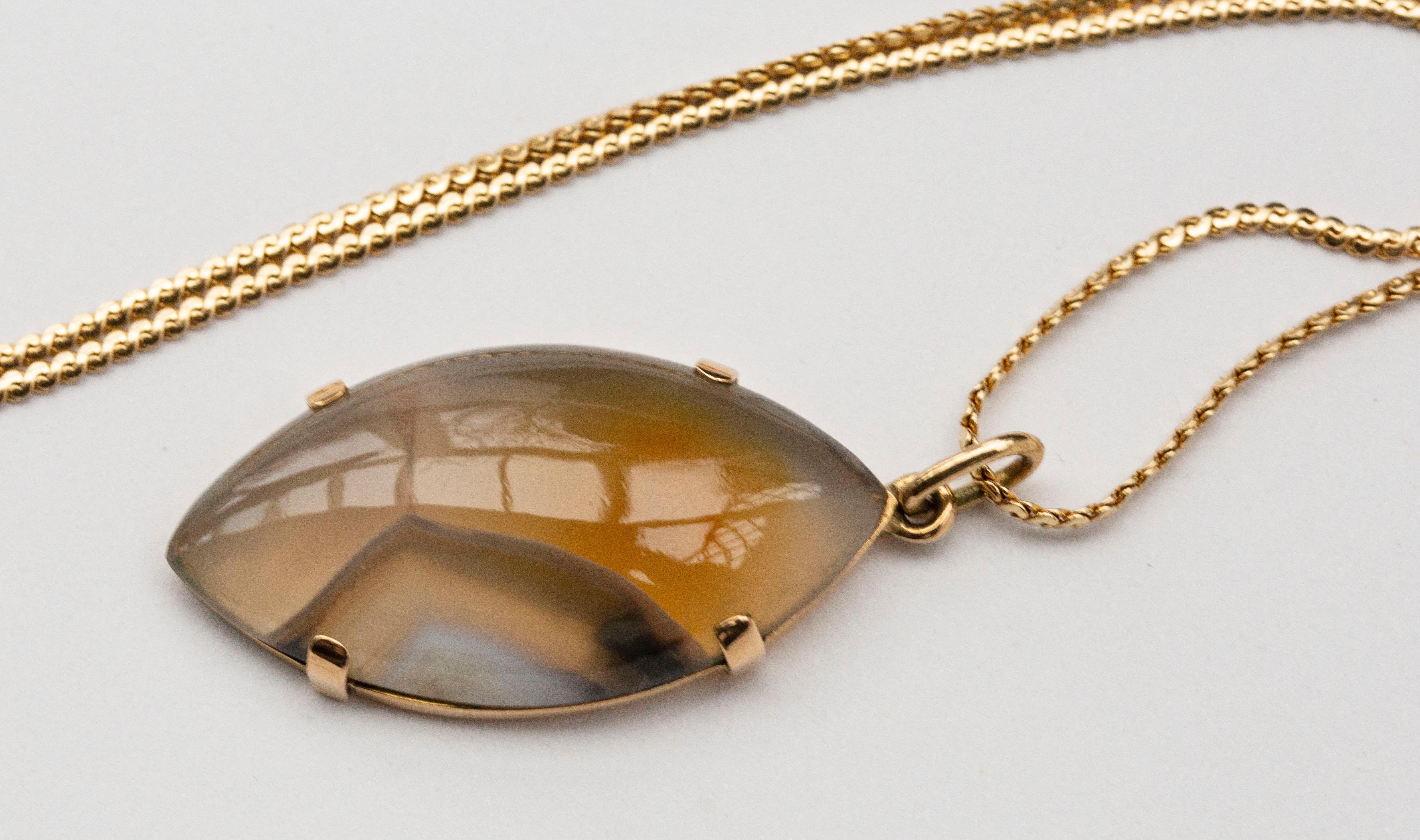 14 Karat Gold Necklace Chain with an Agate Pendant in 14 Karat Gold Setting For Sale 2
