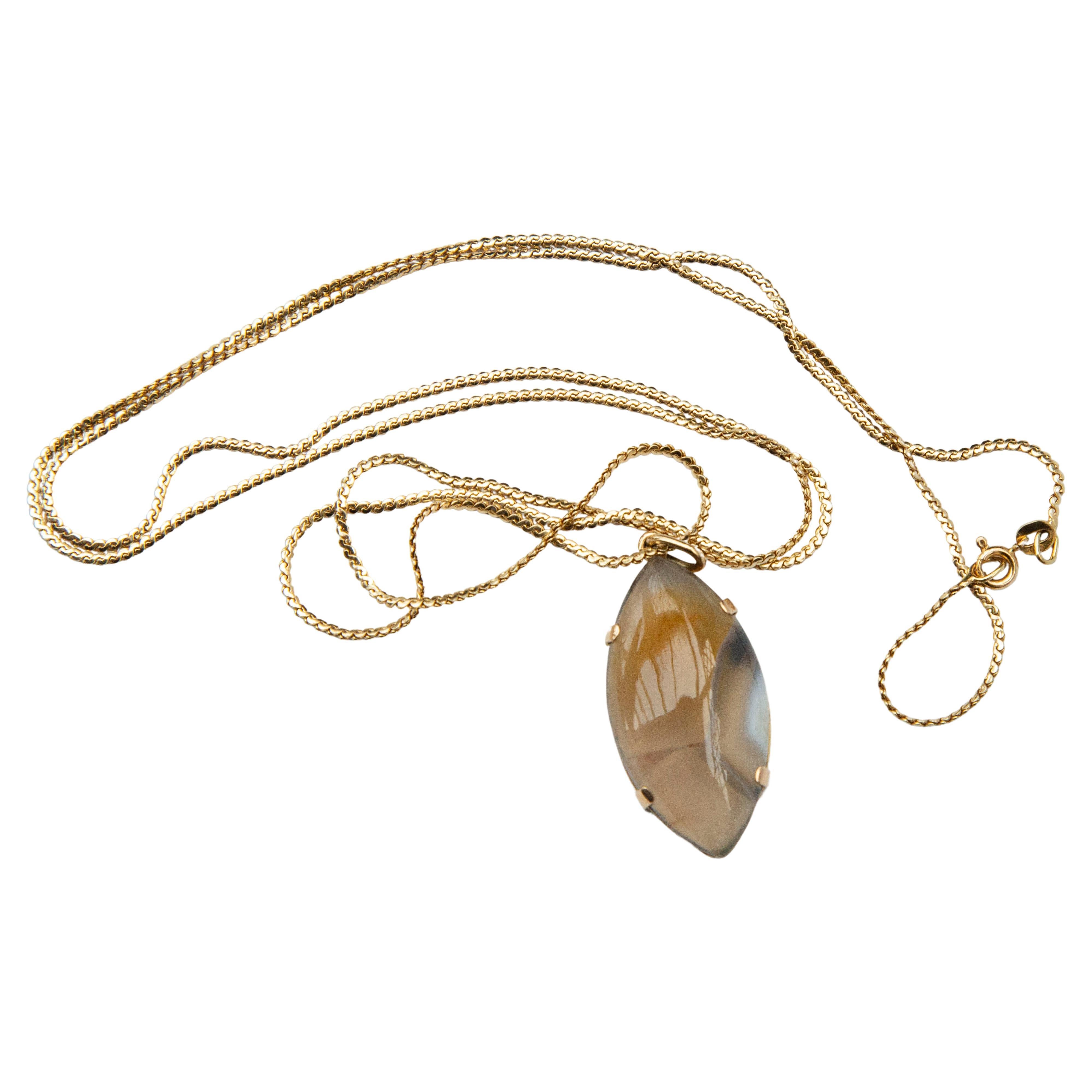 14 Karat Gold Necklace Chain with an Agate Pendant in 14 Karat Gold Setting For Sale