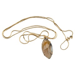 Retro 14 Karat Gold Necklace Chain with an Agate Pendant in 14 Karat Gold Setting