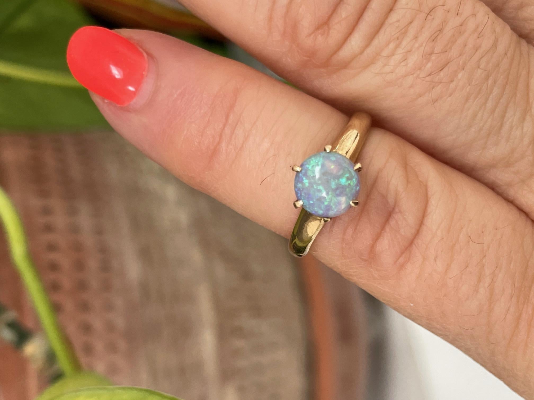Einzelner Solitär-Opal, gefasst in 14K Gold. Schöne Farbe im Opal. Der Ring hat die Größe 6,5. Maße: 6,9 mm x 6,9 mm. Der Ring hat eine Größe von 5,25, kann aber von uns oder Ihrem Juwelier angepasst werden. Bitte überprüfen Sie unser Schaufenster