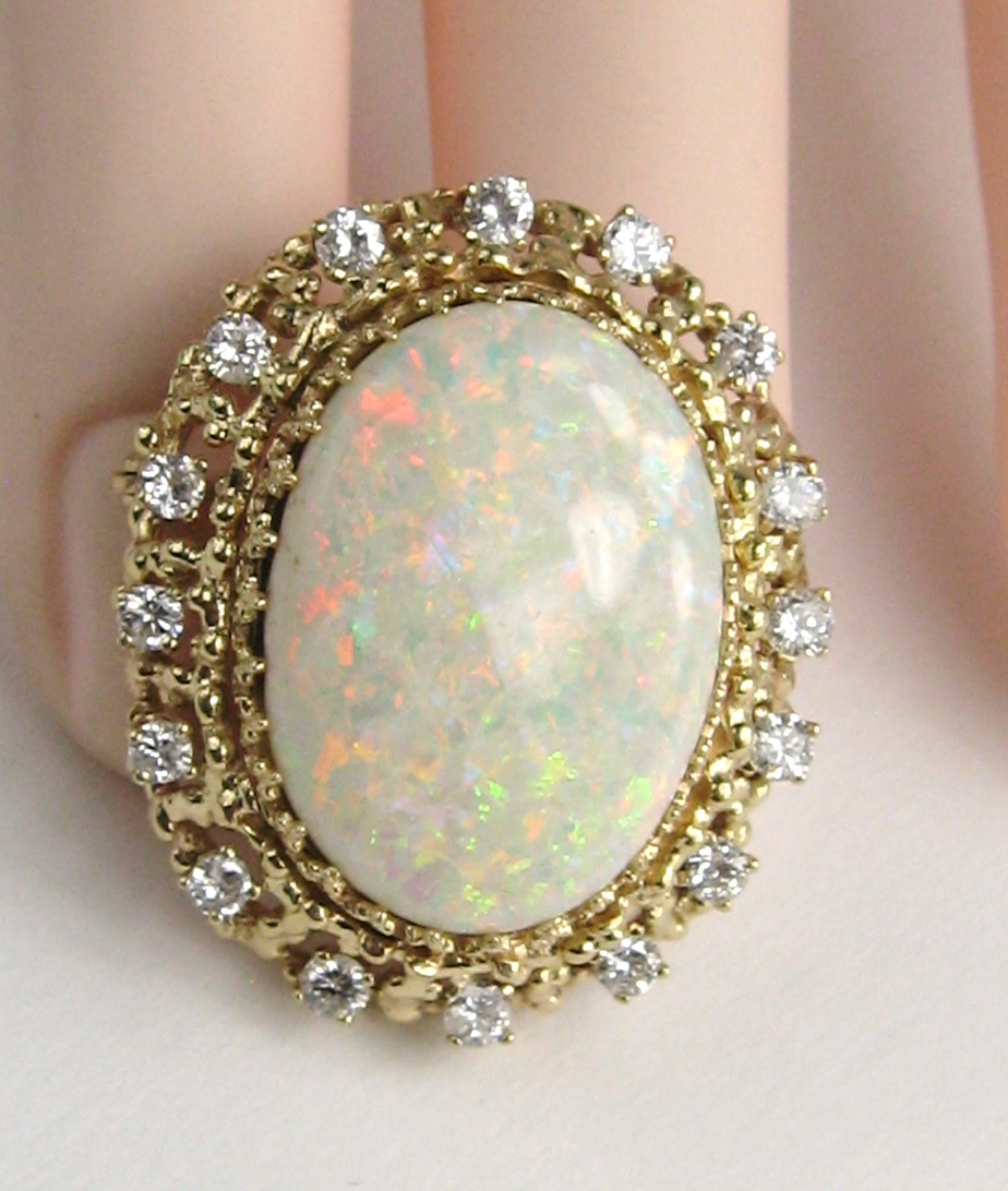 14K Gold Opal und Diamant Brosche / Anhänger mit einem 13 Plus Karat Zentrum Opal Stein. 16 Prong-set Diamanten umgeben diese massive Opal. Der Opal misst 23,2 mm x 17,4 mm. Der Anhänger misst 1,30 in. x 1,07 in. Es hat 1 Karat Diamanten. Dies ist