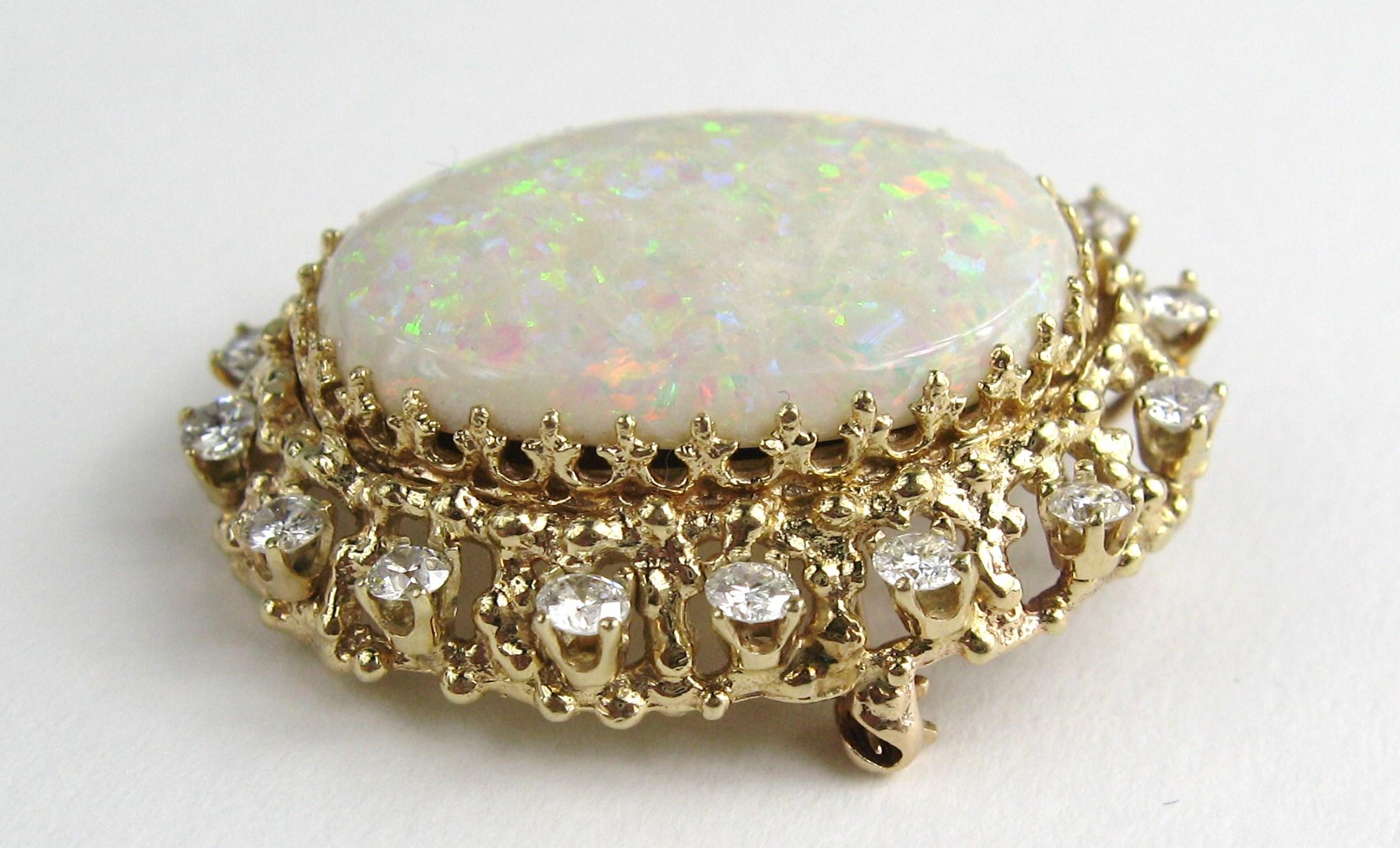 Taille ovale Pendentif en or 14 carats avec opale et diamants, broche, années 1960, 13+ carats en vente