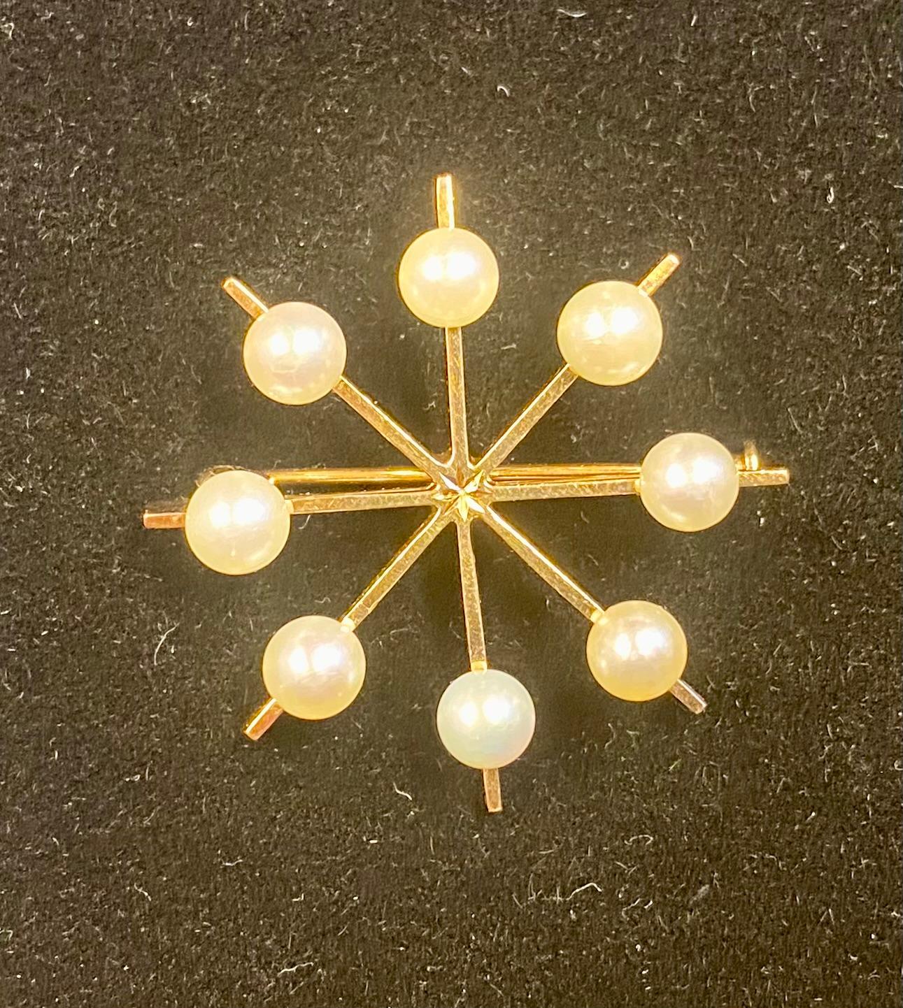 14 Karat Gold Pearl Brooch 1962. Helsinki Finland
Nils Westerback Helsinki Finland
About 35mm in diameter
A really nice Brooch.