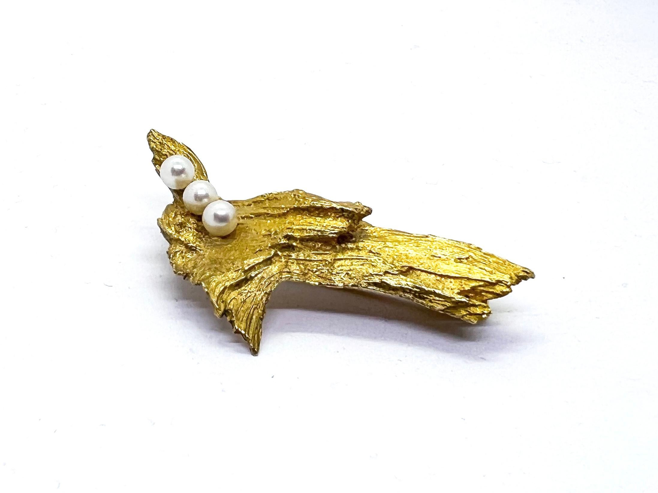 Finnland Lappland Magie.
14 Karat Gold Perlenbrosche Helky Juvonen Design Finnland
Brosche aus dem Jahr 1971
Hergestellt von Nils Westerback Helsinki
Der Schmuck von Helky Juvonen hat den gleichen Geist wie der Schmuck von Björn Weckström