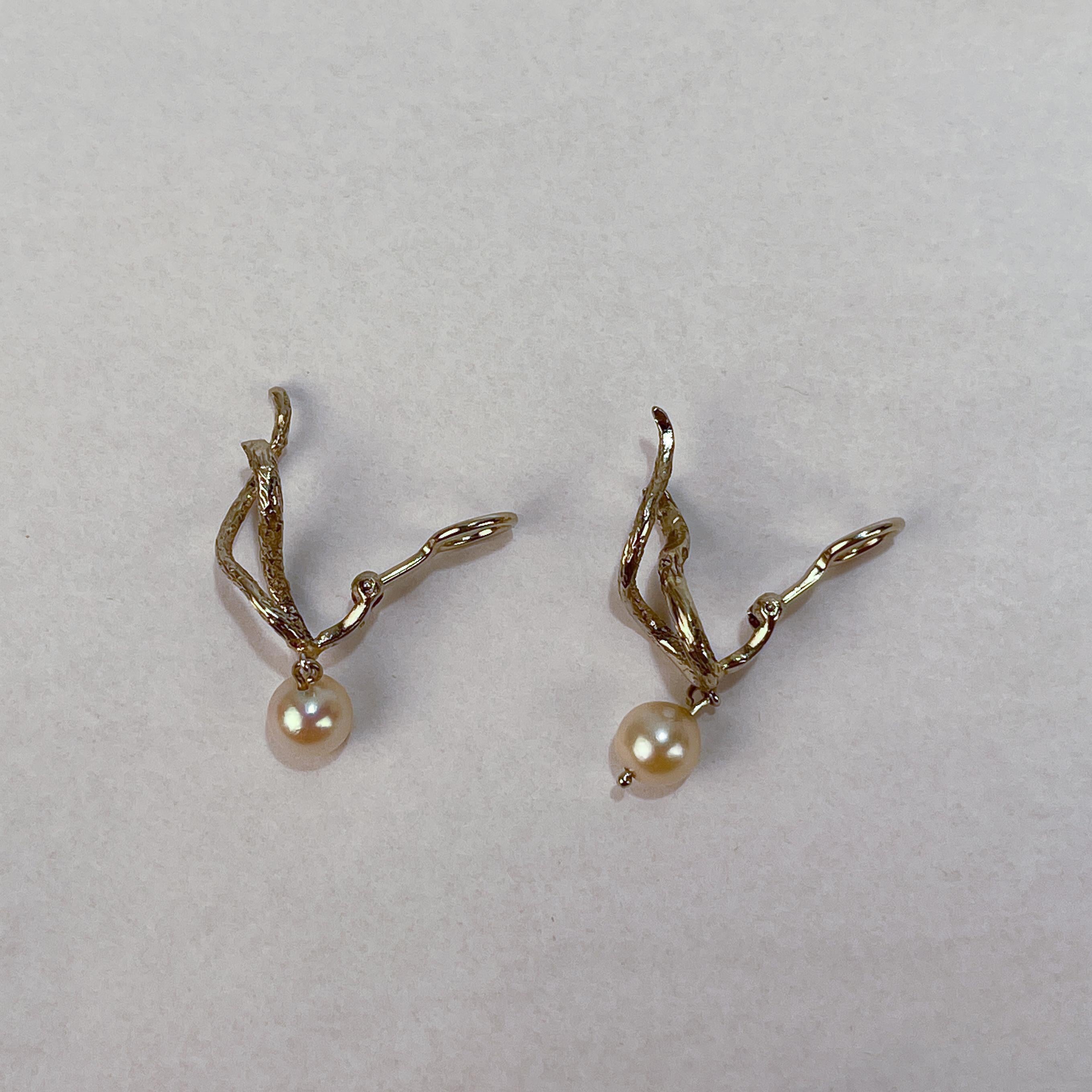 Ohrringe aus 18 Karat Gold und Perlen mit Clipverschluss (Moderne) im Angebot