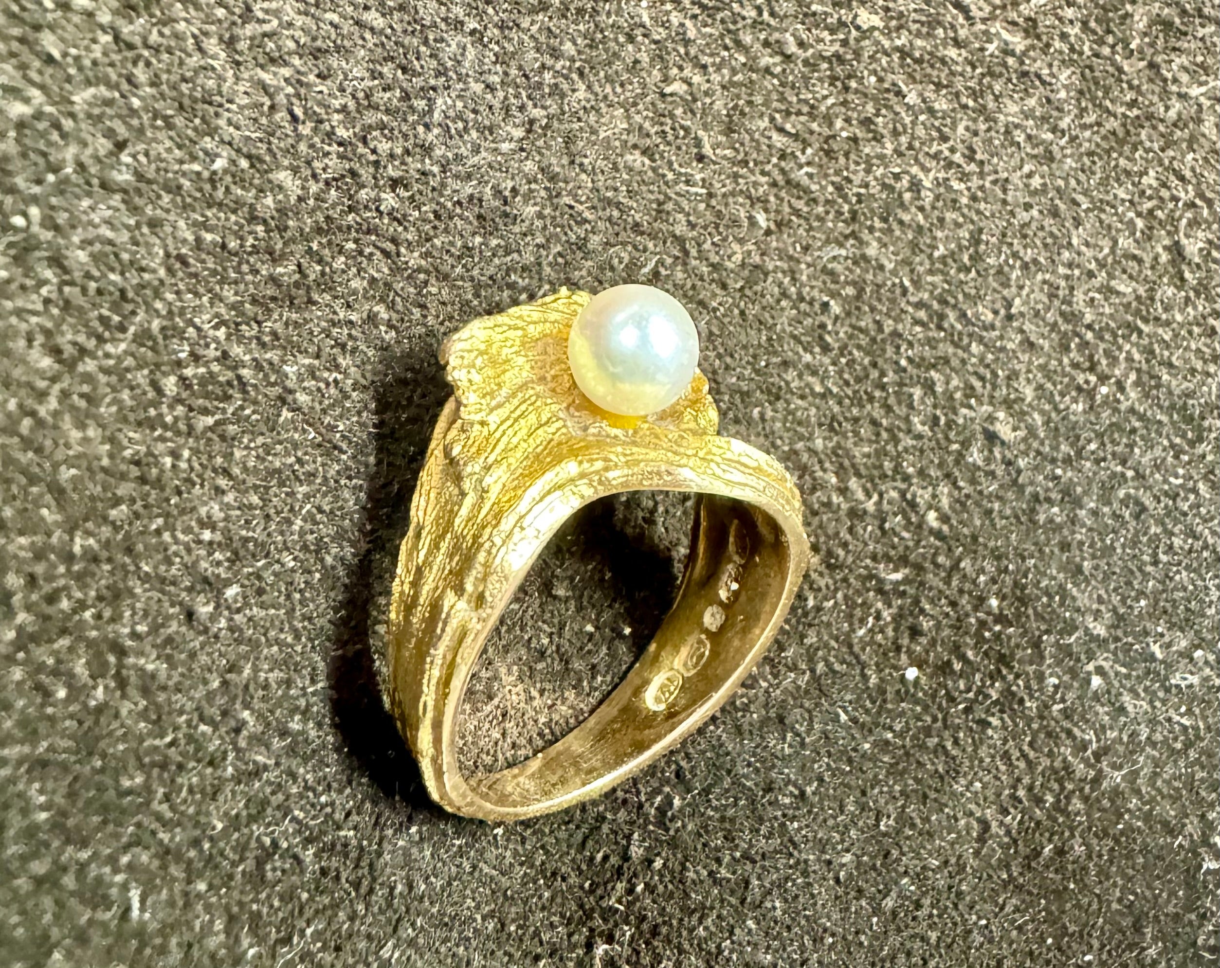 Finland Lapland magic.
14 karat Gold Pearl RingHelky Juvonen Design Finland
Made in 1972
US 7 (Rebel 17.75)
Manufactured by Nils Westerback Helsinki
Helky Juvonen's jewelry has the same spirit as the jewelry made by Björn Weckström Lapponia.

I have