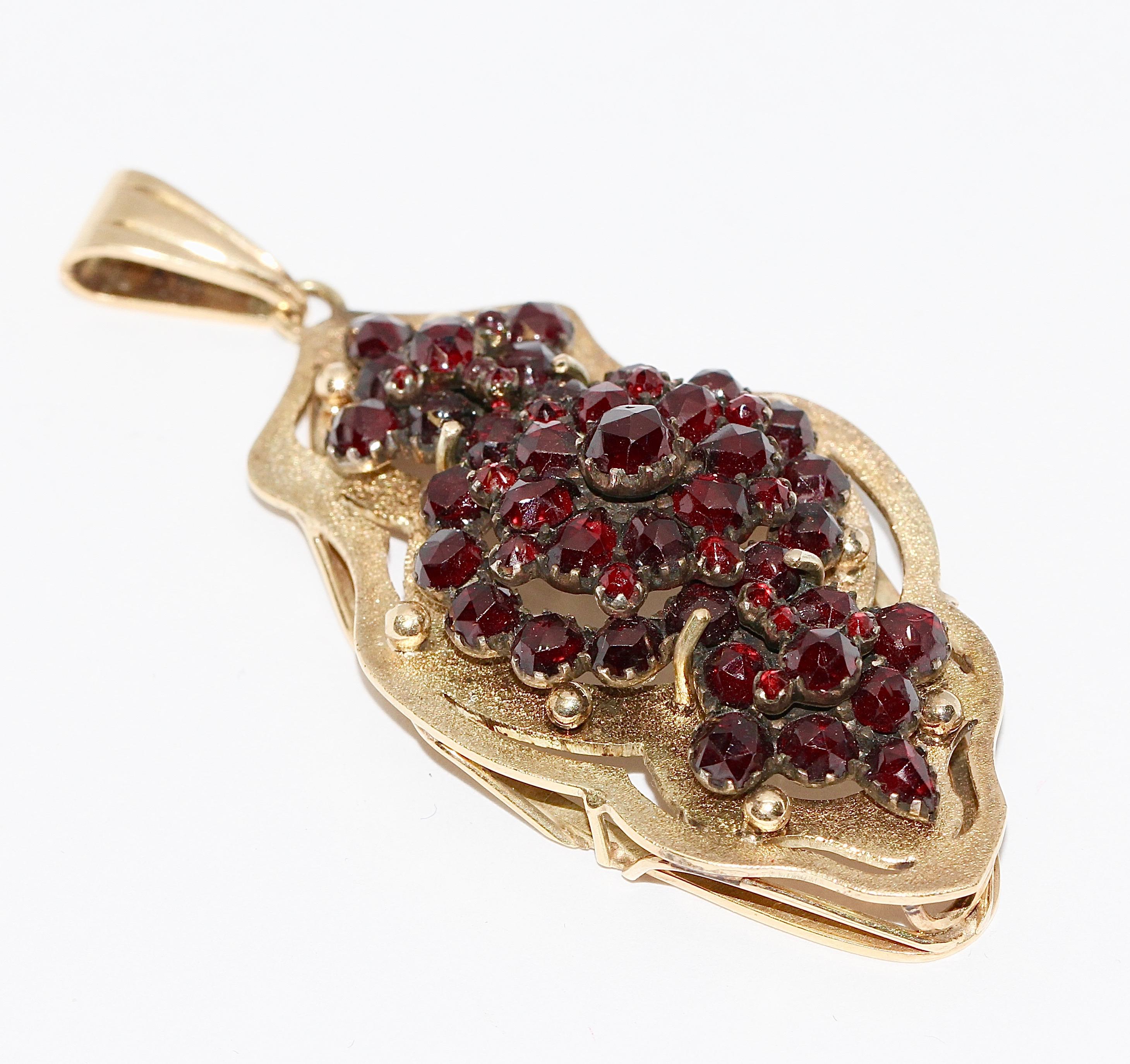 14 Karat Gold Pendant, Enhancer, with Antique Bohemian Garnet In Good Condition For Sale In Berlin, DE