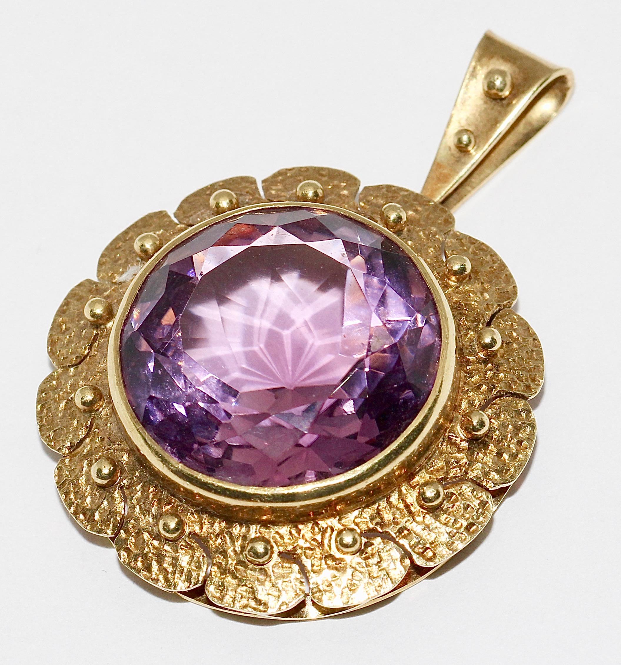 Pendentif en or 14 carats, rehausseur avec grande améthyste facettée.

Dimensions sans œillet.