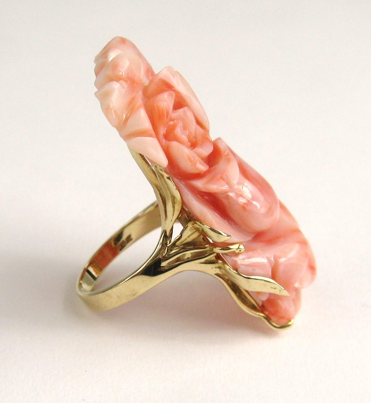 14 Karat Gold Pink Angel Carved Floral Coral Ring In Good Condition For Sale In Wallkill, NY