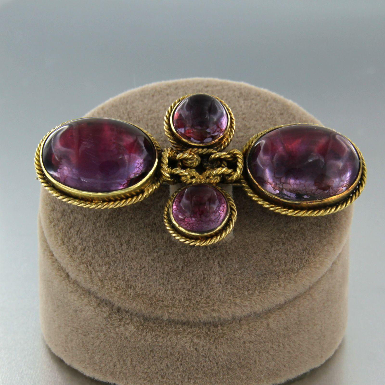 14 karat yellow gold brooch with four pink tourmaline

The tourmaline are 1.4 x 1.6 oval cabochon cut (2 pieces) and  0.8 cm round cabochon cut (2 pieces)

Weigth : 13.3 gram
Dimensions : 5.0 cm x 2.5 cm