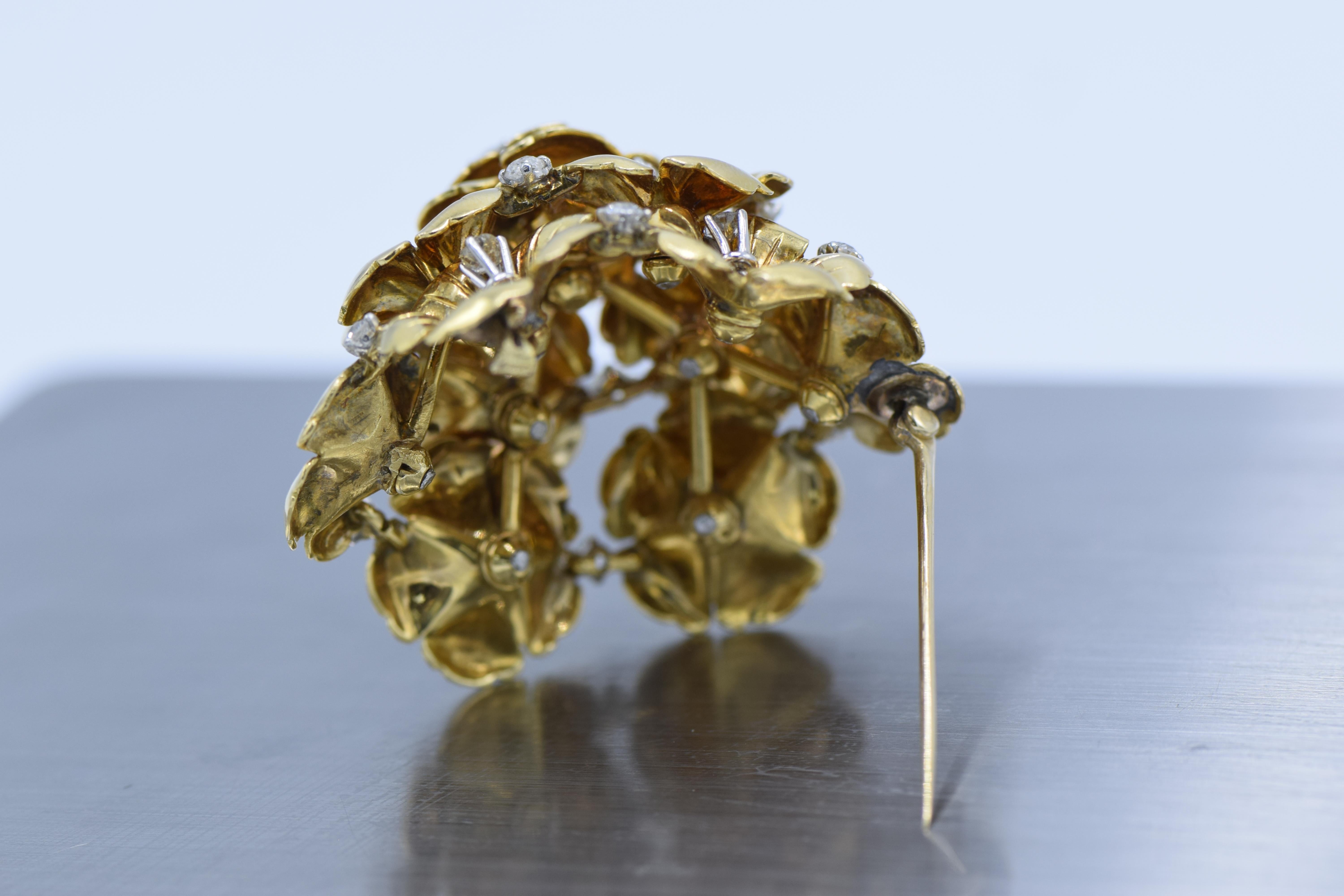 14 Karat Gold, Platin und drei gewölbte Blumenbrosche mit Diamanten im alteuropäischen Stil im Zustand „Hervorragend“ im Angebot in New York, NY