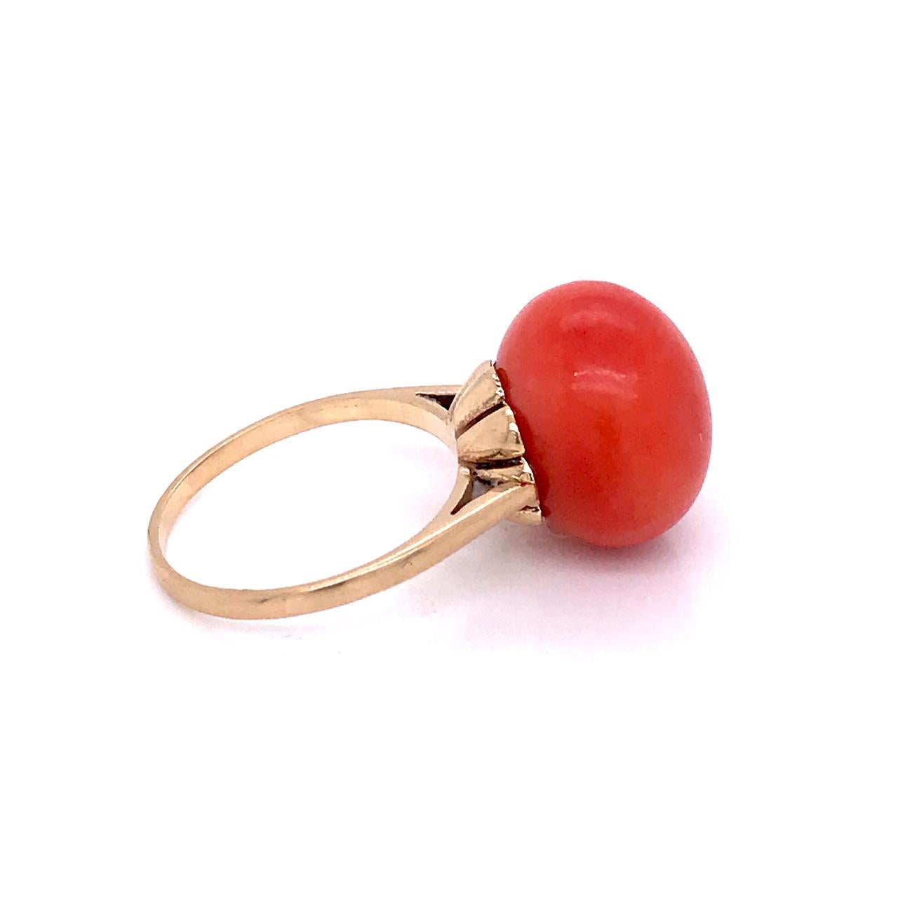 14 Karat Gold and Rich Salmon Coral Button Cabochon Cocktail Ring For Sale 1