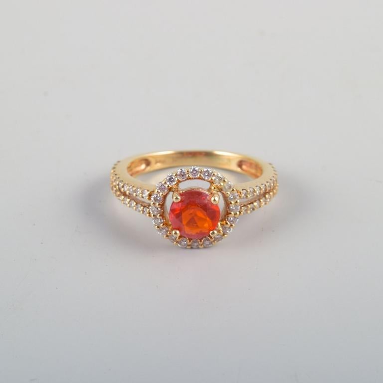 Taille brillant Bague en or 14 carats ornée d'une opale orange et de nombreux diamants taille brillant.