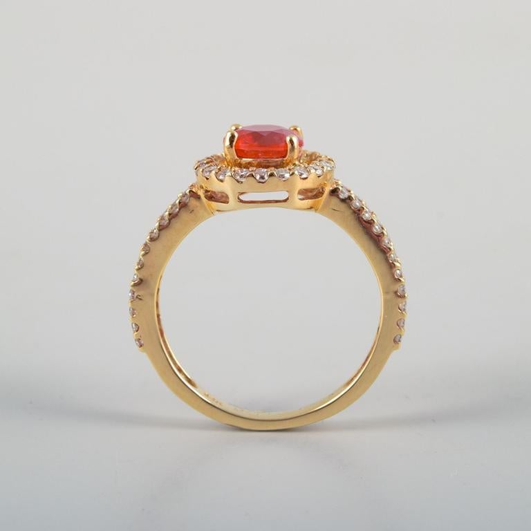 Bague en or 14 carats ornée d'une opale orange et de nombreux diamants taille brillant. Excellent état à bronshoj, DK