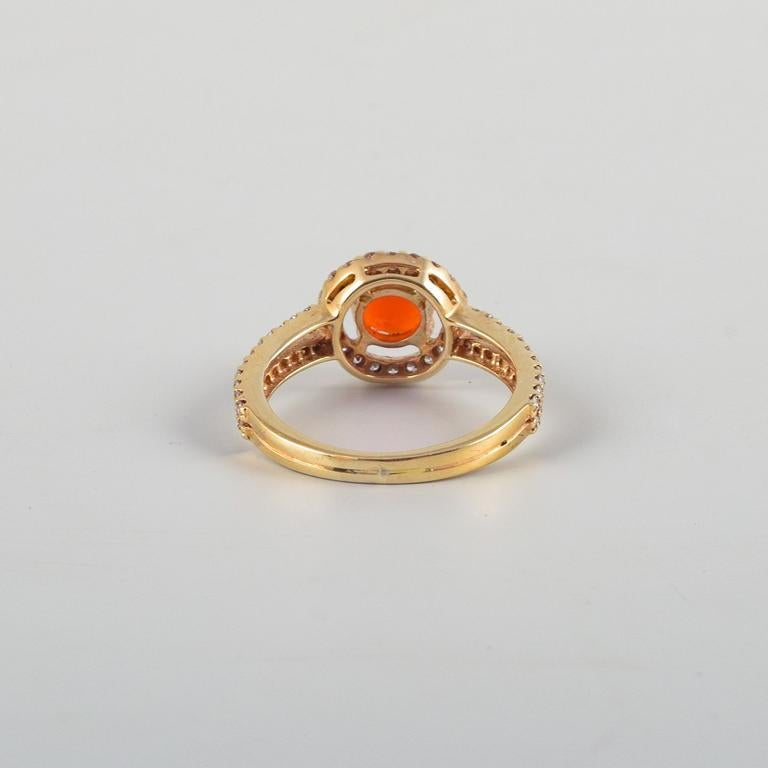  Bague en or 14 carats ornée d'une opale orange et de nombreux diamants taille brillant. Pour femmes 