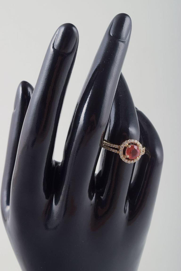Bague en or 14 carats ornée d'une opale orange et de nombreux diamants taille brillant. 2