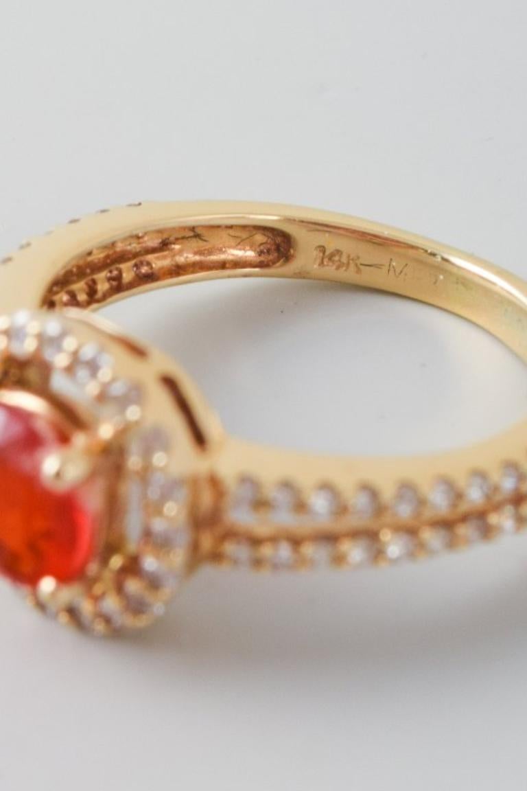 Bague en or 14 carats ornée d'une opale orange et de nombreux diamants taille brillant. 3