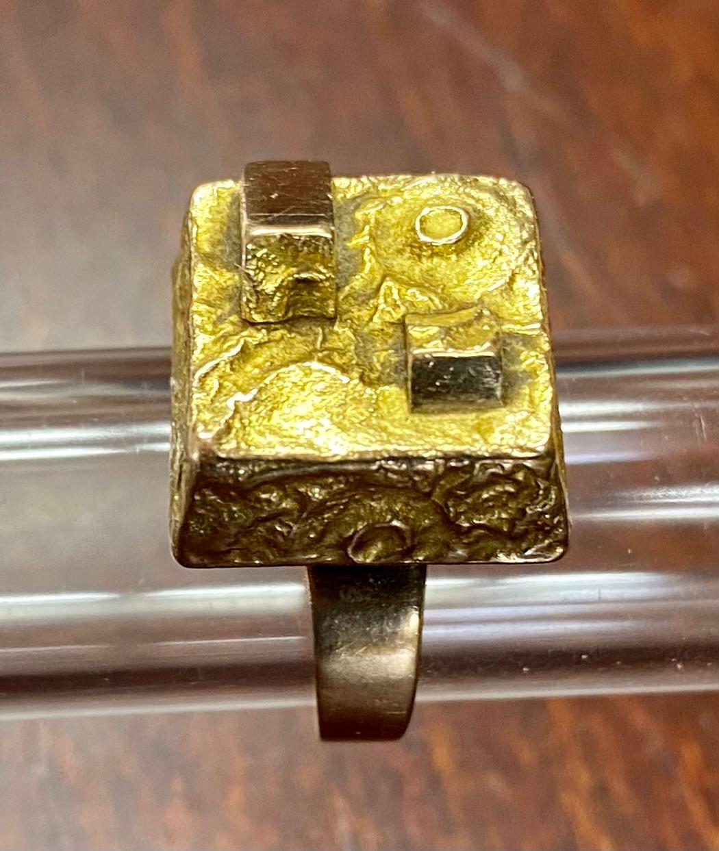 Really nice and spectacular
14K gold. Design: Boris Sarvala. N. Westerback Helsinki 1957. Size 17mm, weight 6,07 g.
Yellow gold 14 carat gold ring. Designed in a personal way. The product is in very good condition.
Scandinavian design
Björn
