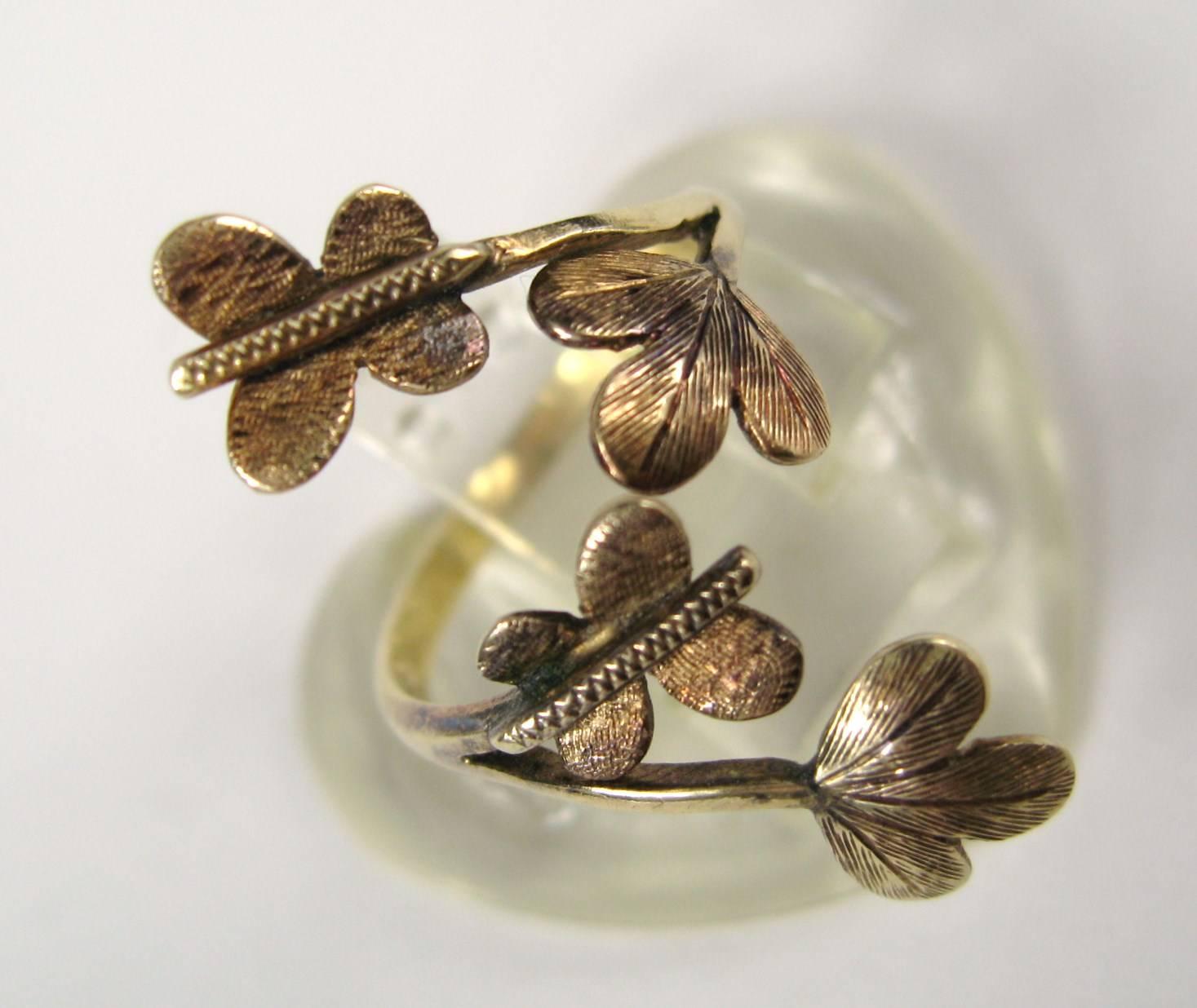 Il design è delicato, con un meraviglioso motivo di farfalle e foglie. Il marchio dell'anello è illeggibile, tuttavia è ancora visibile la dicitura 14K. La misura è una 5 con un po' di spazio perché è un anello a fascia. L'anello misura 1 pollice da