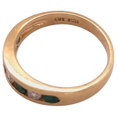 14 Karat Gold Ring oder Ehering mit sieben Steinen Smaragd und Diamant .36TDW