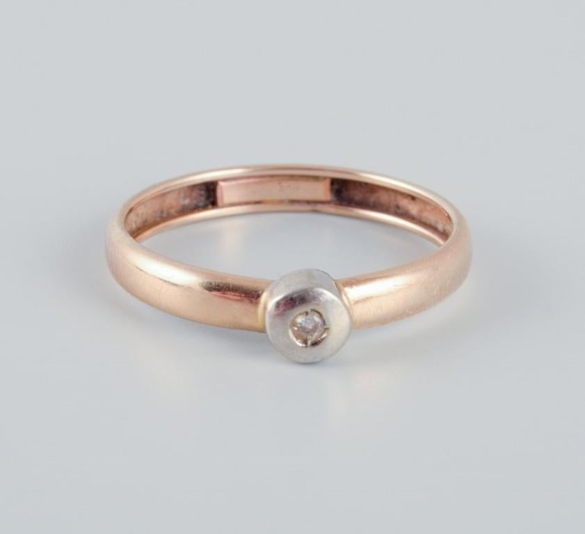 Bague en or 14 carats ornée d'un petit diamant au design moderniste.
Milieu du 20e siècle.
Estampillé.
En parfait état.
Taille de l'anneau : 18 mm. (US approx. 8)
