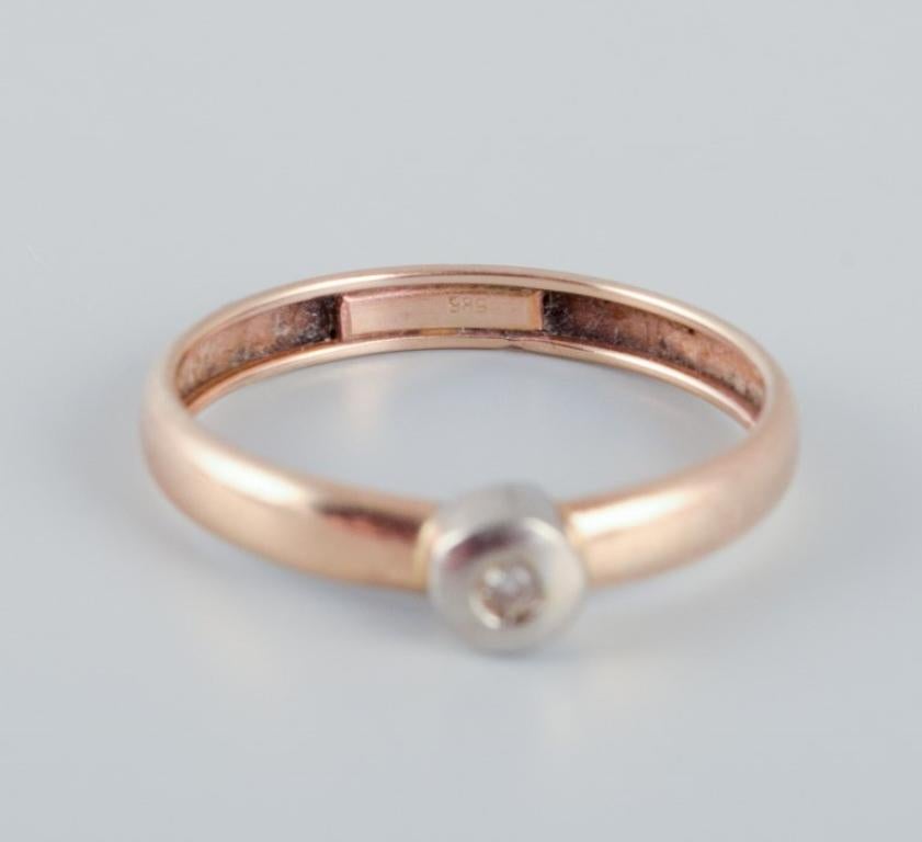 Ring aus 14-karätigem Gold mit einem kleinen Diamanten in einem modernistischen Design. (Moderne)