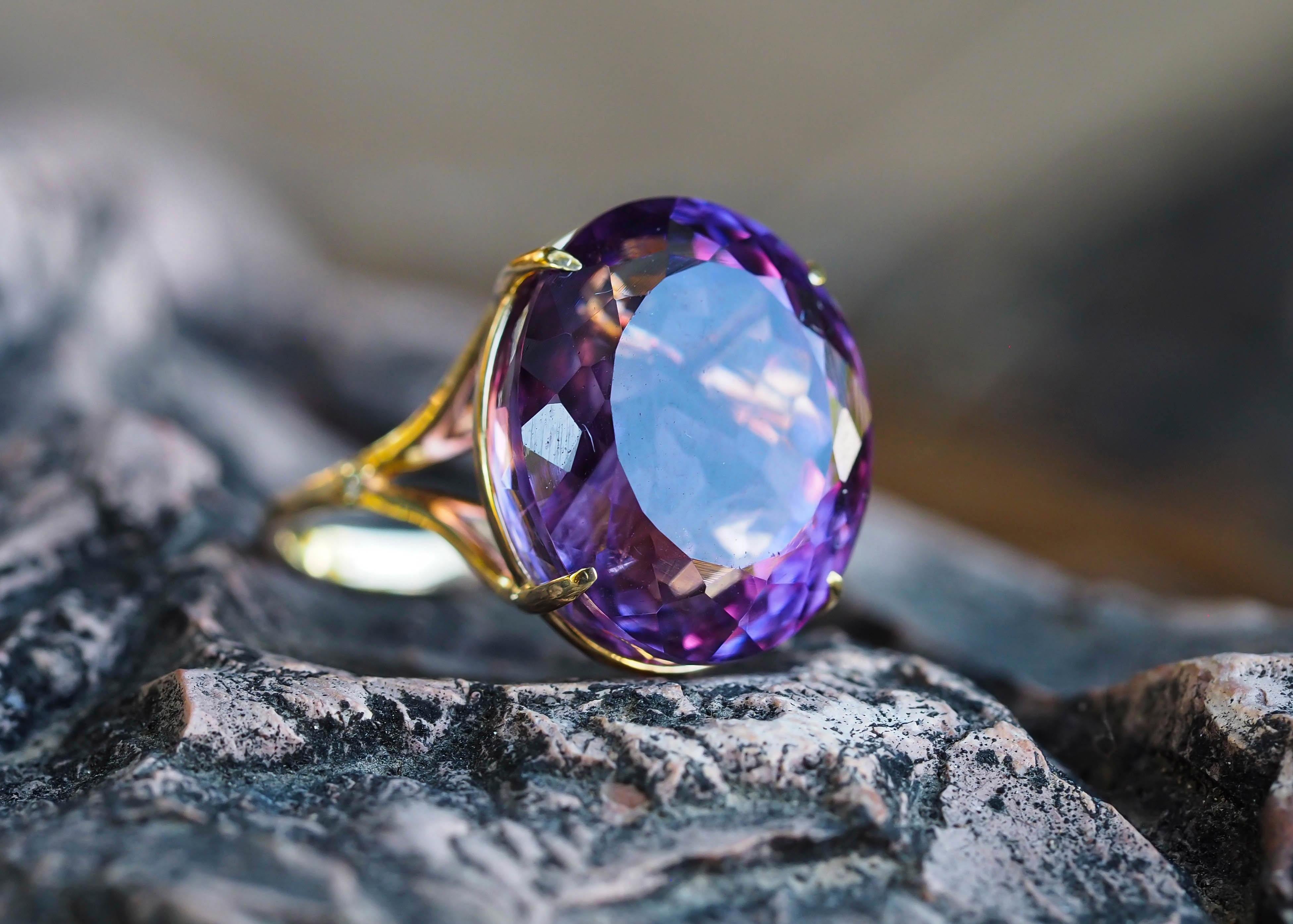 Modern 14 Karat Gold Ring with Amethyst and Diamonds For Sale
